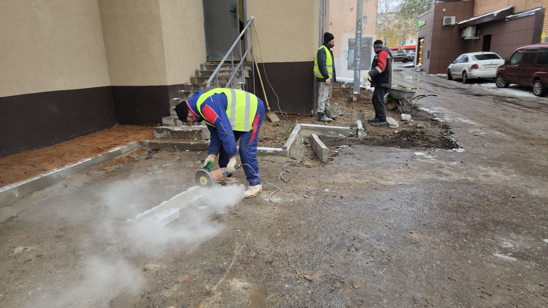 пушкино, отмостка дома, асфальтовое покрытие, капремонт, стоянка, вертикалка, рабочие, благоустройство,