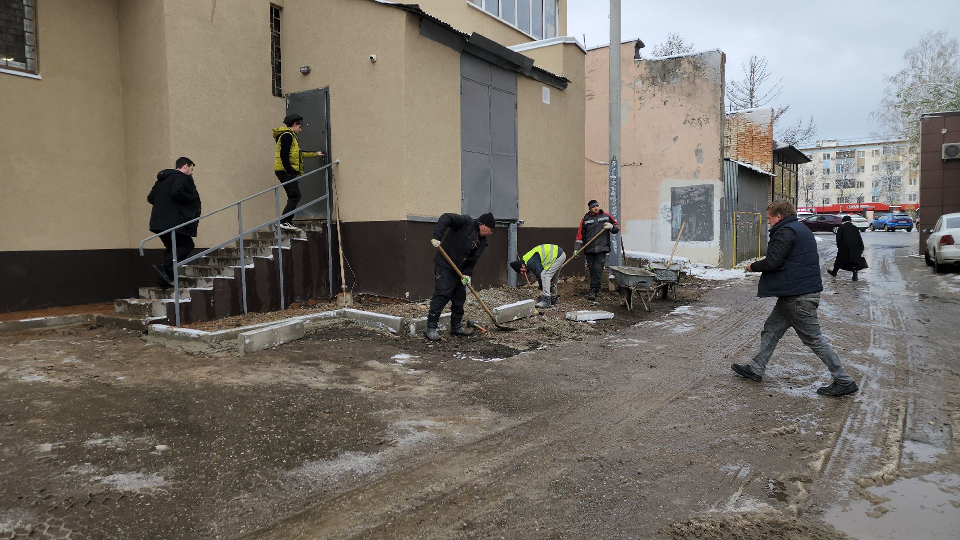 пушкино, отмостка дома, асфальтовое покрытие, капремонт, стоянка, вертикалка, рабочие, благоустройство,
