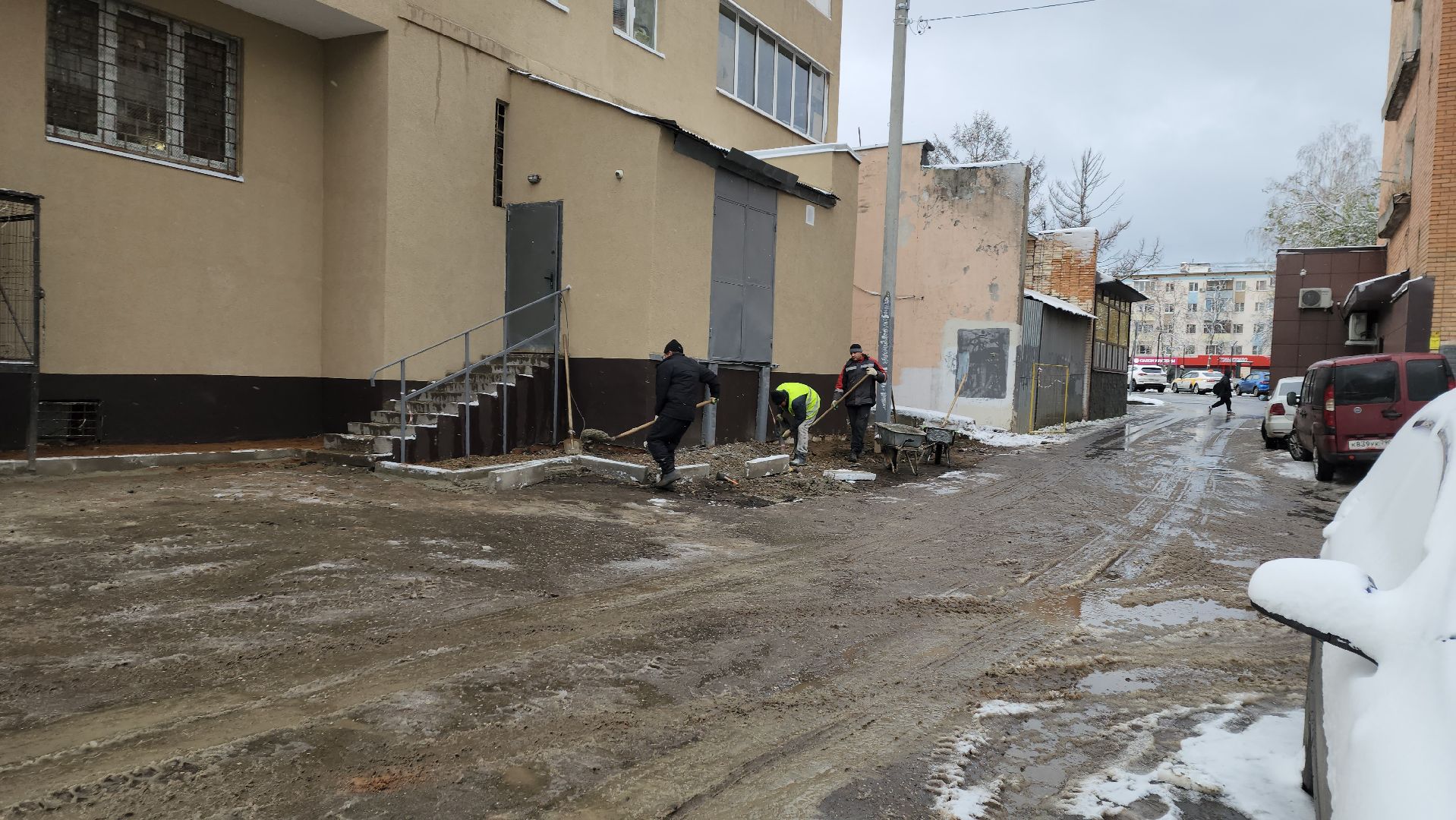 пушкино, отмостка дома, асфальтовое покрытие, капремонт, стоянка, вертикалка, рабочие, благоустройство,