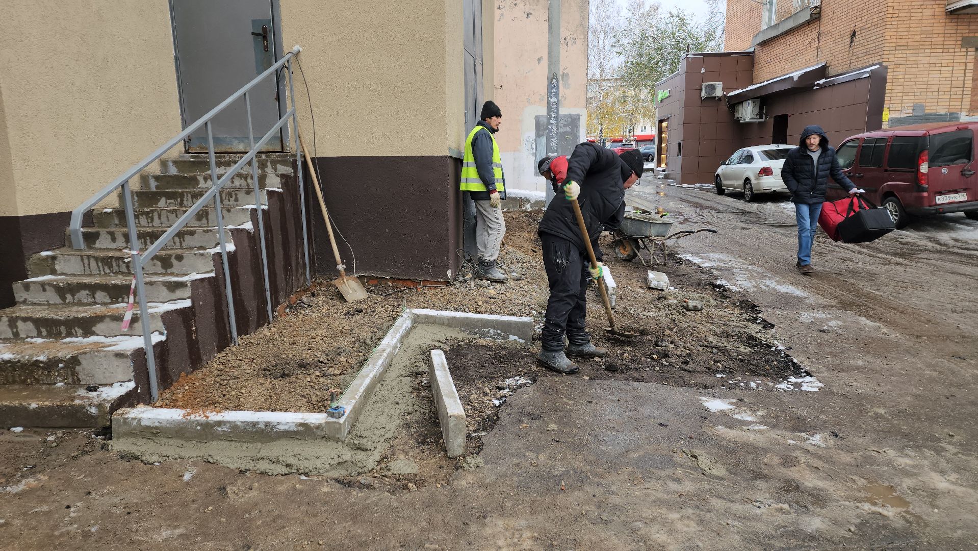 пушкино, отмостка дома, асфальтовое покрытие, капремонт, стоянка, вертикалка, рабочие, благоустройство,