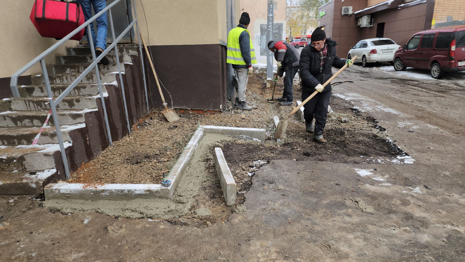 пушкино, отмостка дома, асфальтовое покрытие, капремонт, стоянка, вертикалка, рабочие, благоустройство,