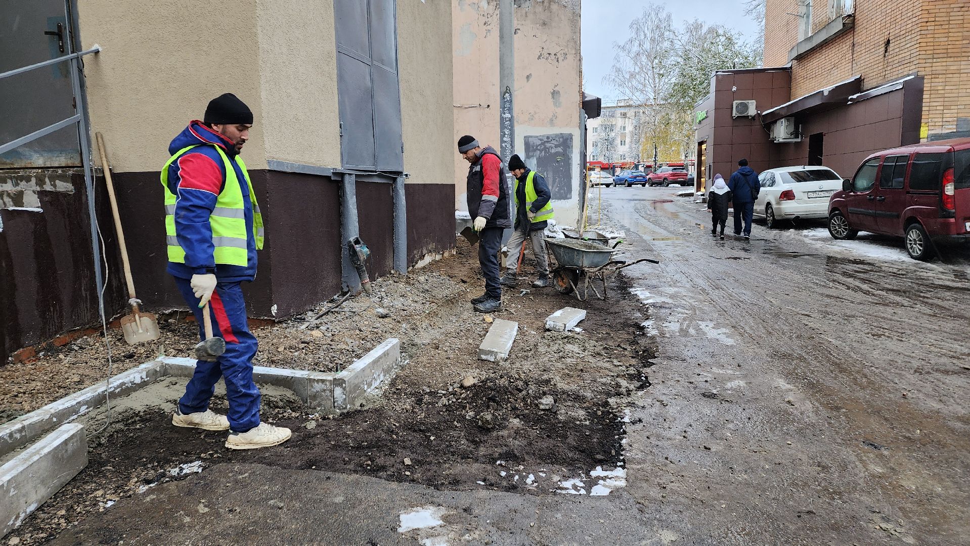 пушкино, отмостка дома, асфальтовое покрытие, капремонт, стоянка, вертикалка, рабочие, благоустройство,