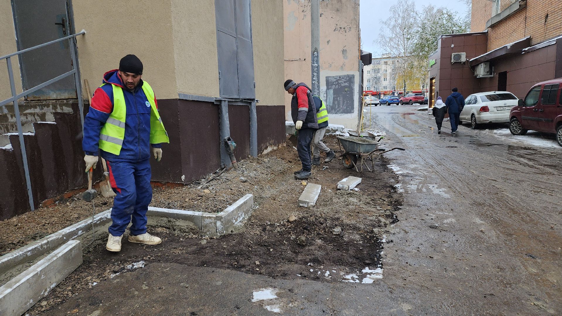 пушкино, отмостка дома, асфальтовое покрытие, капремонт, стоянка, вертикалка, рабочие, благоустройство,