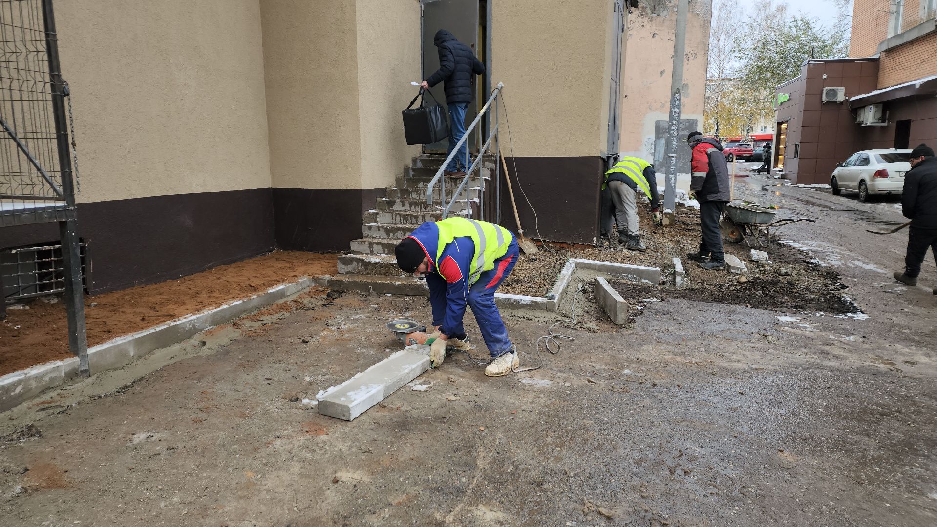 пушкино, отмостка дома, асфальтовое покрытие, капремонт, стоянка, вертикалка, рабочие, благоустройство,