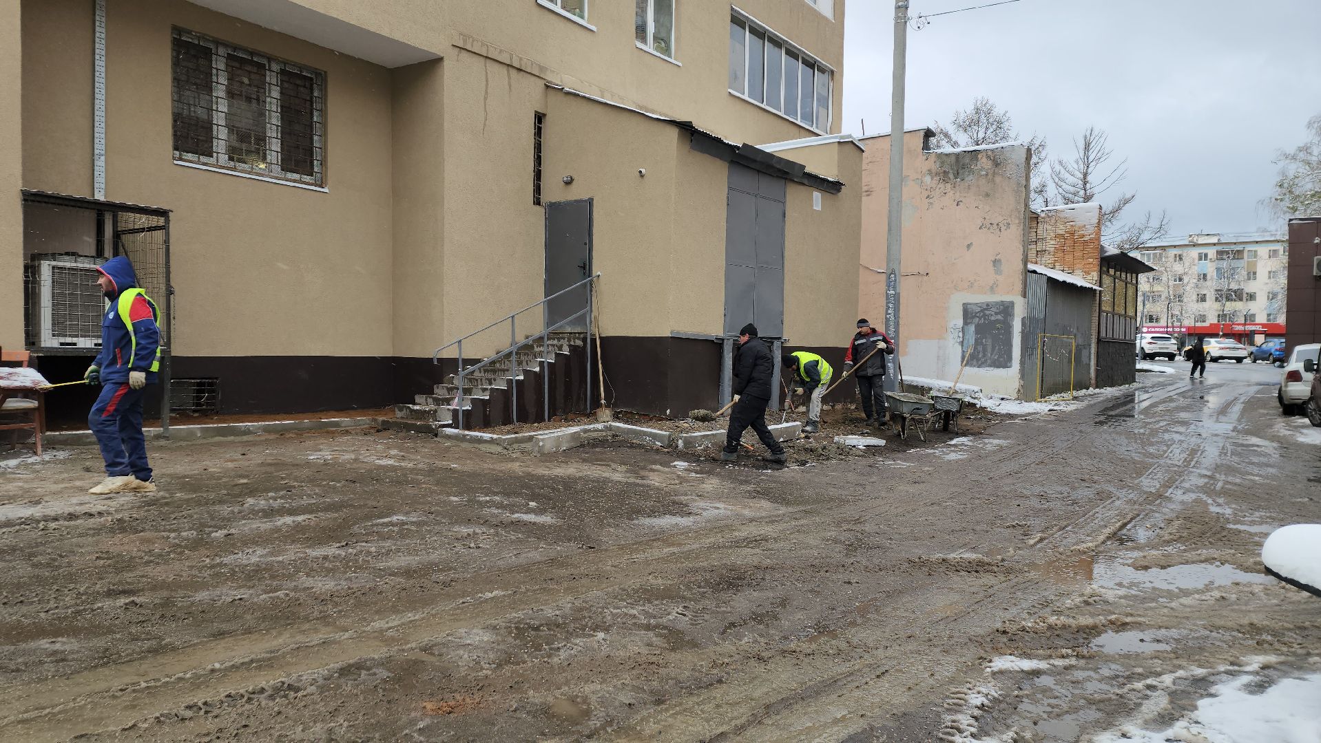 пушкино, отмостка дома, асфальтовое покрытие, капремонт, стоянка, вертикалка, рабочие, благоустройство,