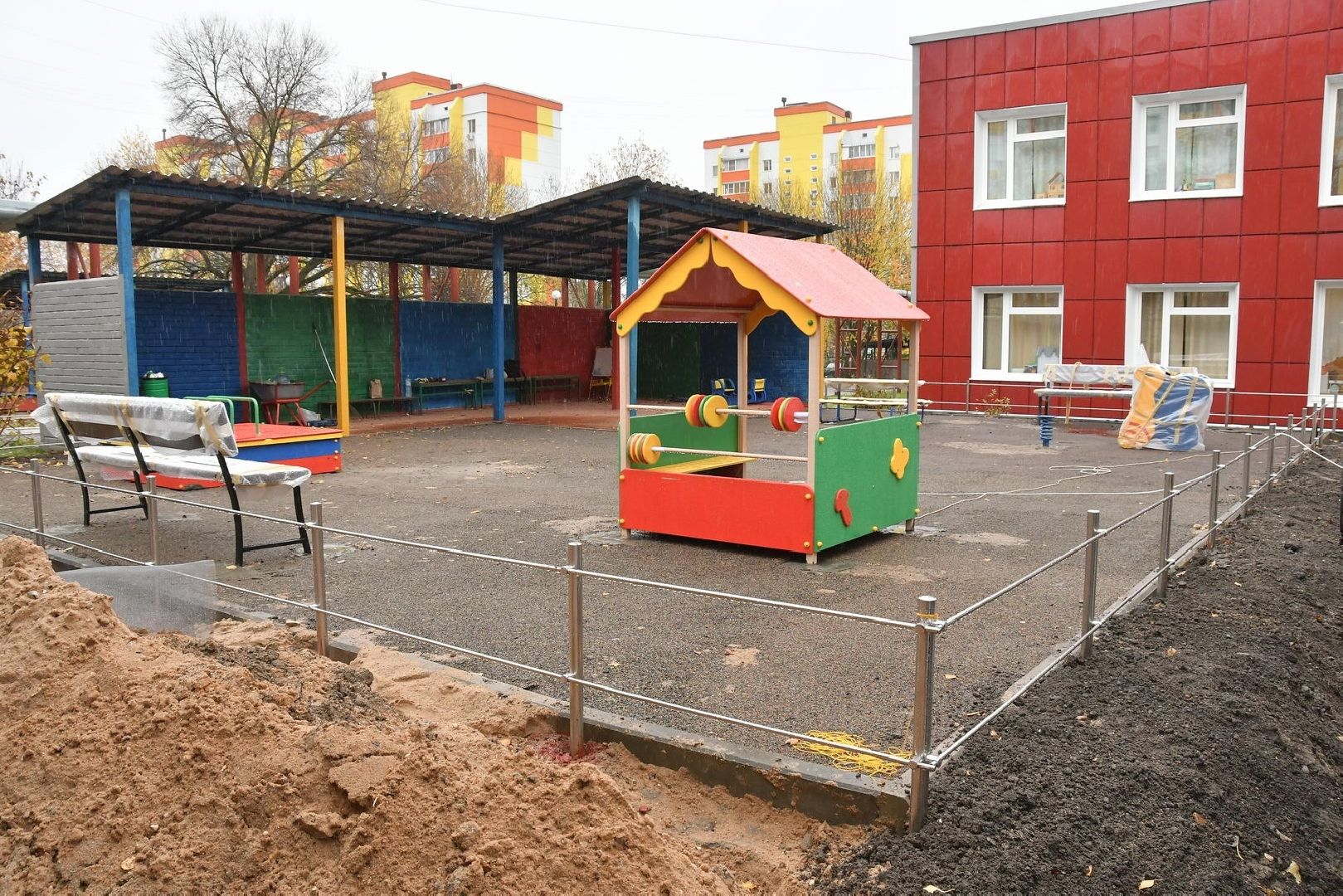 школа Попова Власиха, дошкольный корпус Поповки, Власиха школа Попова, благоустройство детской площадки, ясельная группа в Поповке,