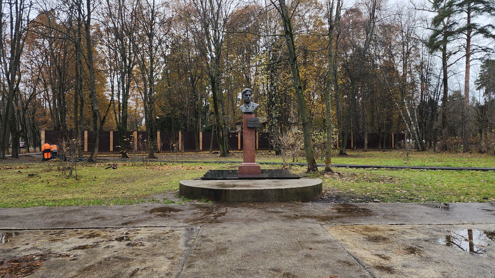 вертикалки, пушкино, благоустройство, листва, уборка дворов осенью, уборка общественных территорий, памятник, сквер,