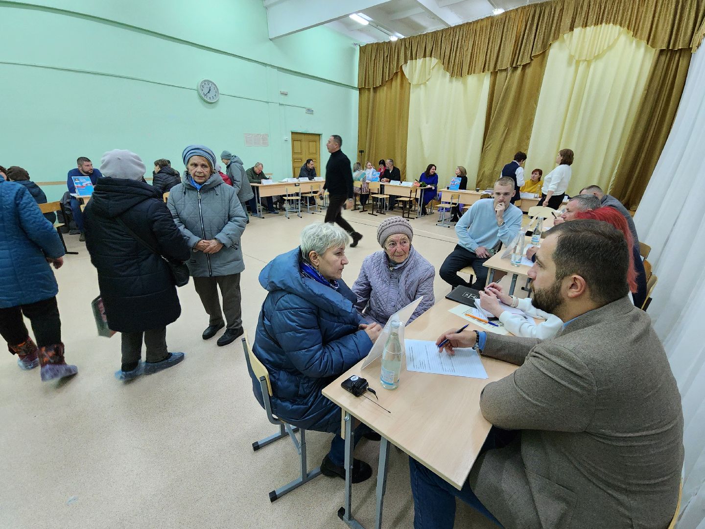 Чехов, деревня Крюково, выездная администрация, встреча с жителями, обращения граждан, освещение, ремонт моста, автобусное сообщение, глава округа михаил собакин,