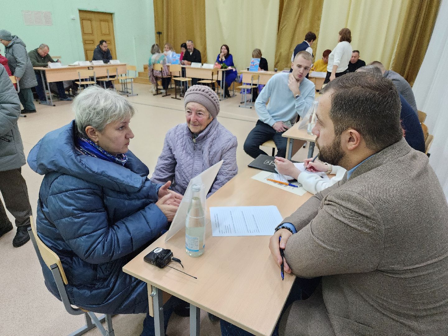 Чехов, деревня Крюково, выездная администрация, встреча с жителями, обращения граждан, освещение, ремонт моста, автобусное сообщение, глава округа михаил собакин,