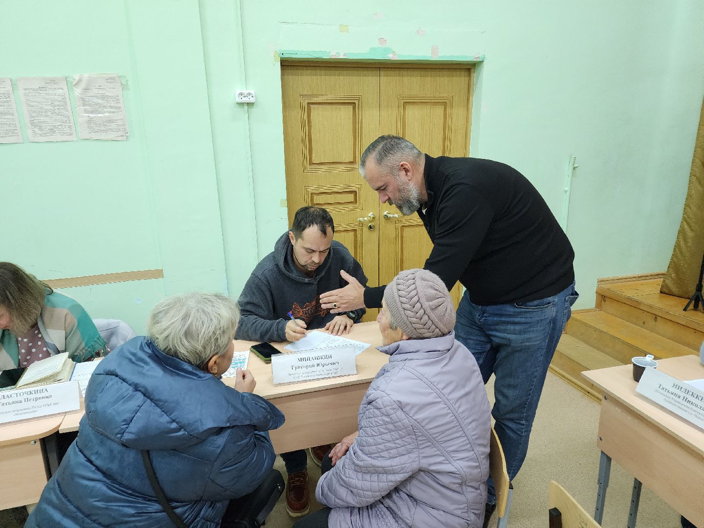 Чехов, деревня Крюково, выездная администрация, встреча с жителями, обращения граждан, освещение, ремонт моста, автобусное сообщение, глава округа михаил собакин,