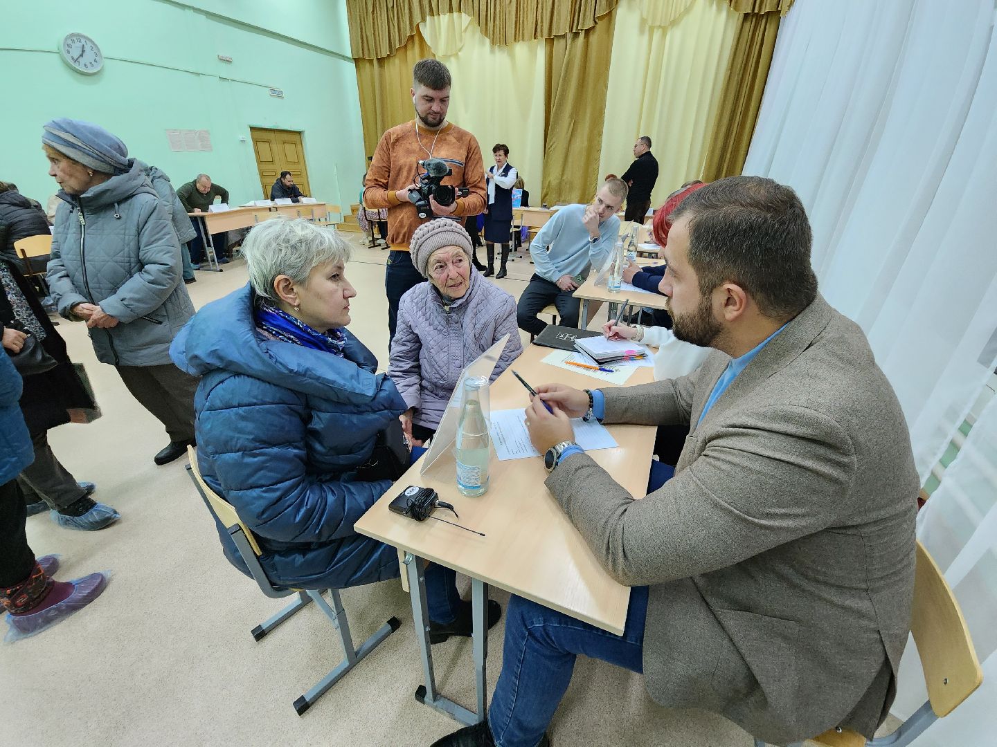 Чехов, деревня Крюково, выездная администрация, встреча с жителями, обращения граждан, освещение, ремонт моста, автобусное сообщение, глава округа михаил собакин,
