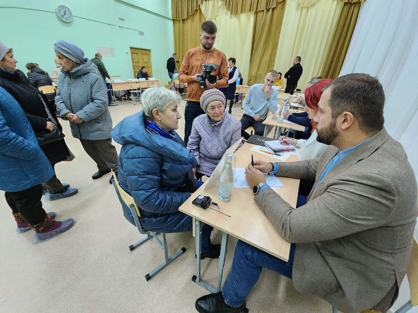 Чехов, деревня Крюково, выездная администрация, встреча с жителями, обращения граждан, освещение, ремонт моста, автобусное сообщение, глава округа михаил собакин,
