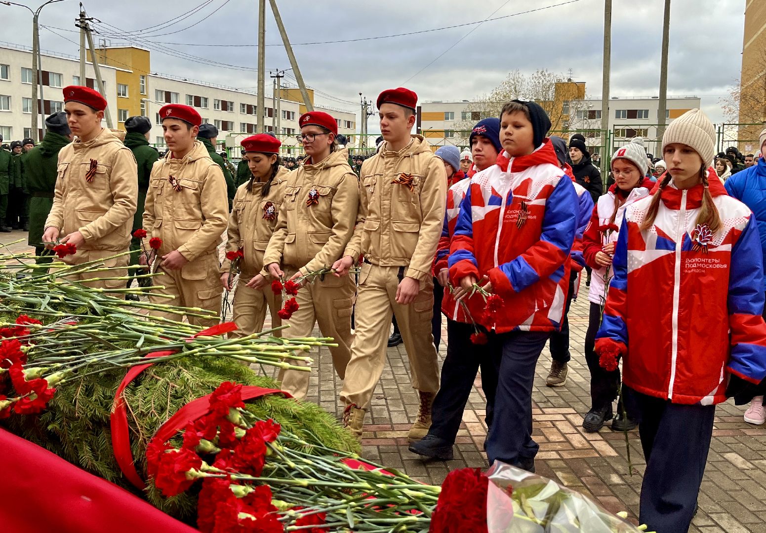 вертикальное видео, вертикалка, мемориальная доска, наро-фоминск, наро-фоминский городской округ, роман шамнэ, владимир завадский,