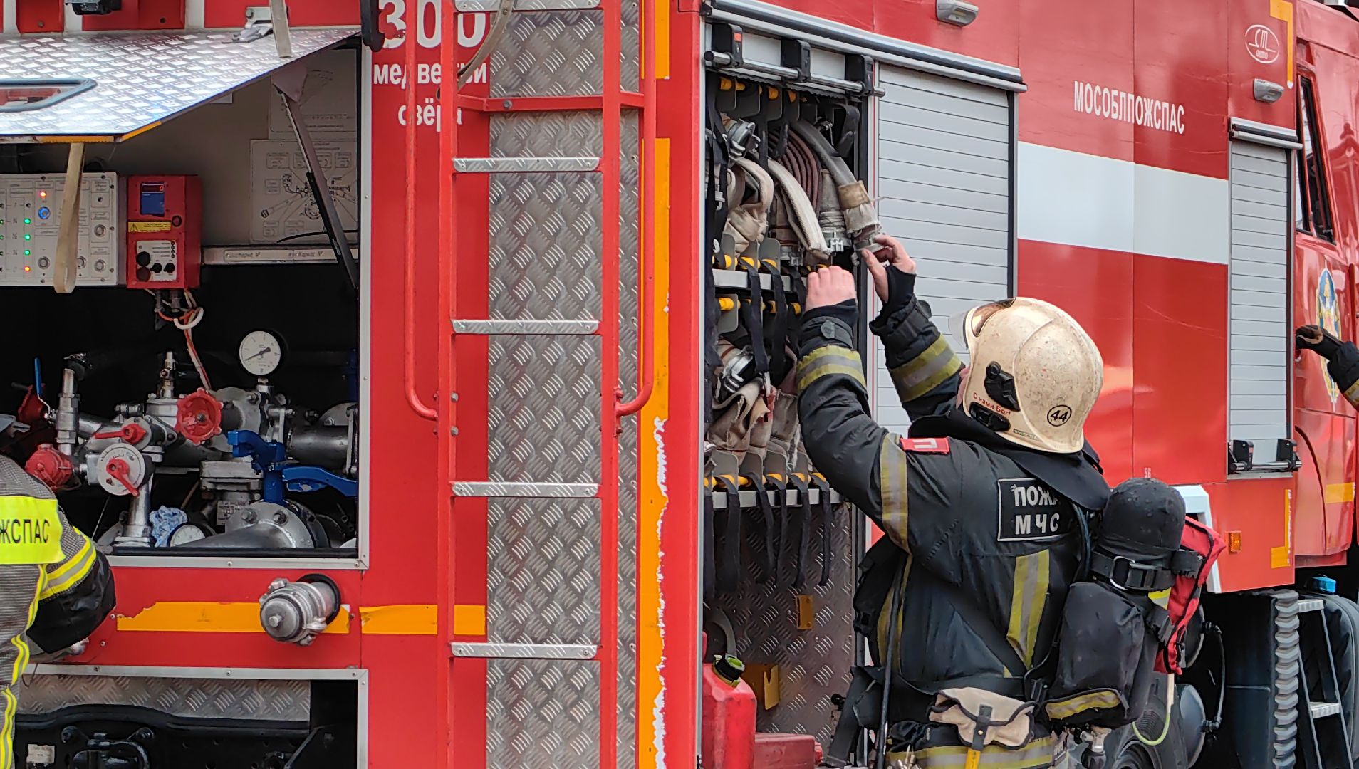 пожар, спасатели, мчс, ликвидация пожара, отряд, техника,