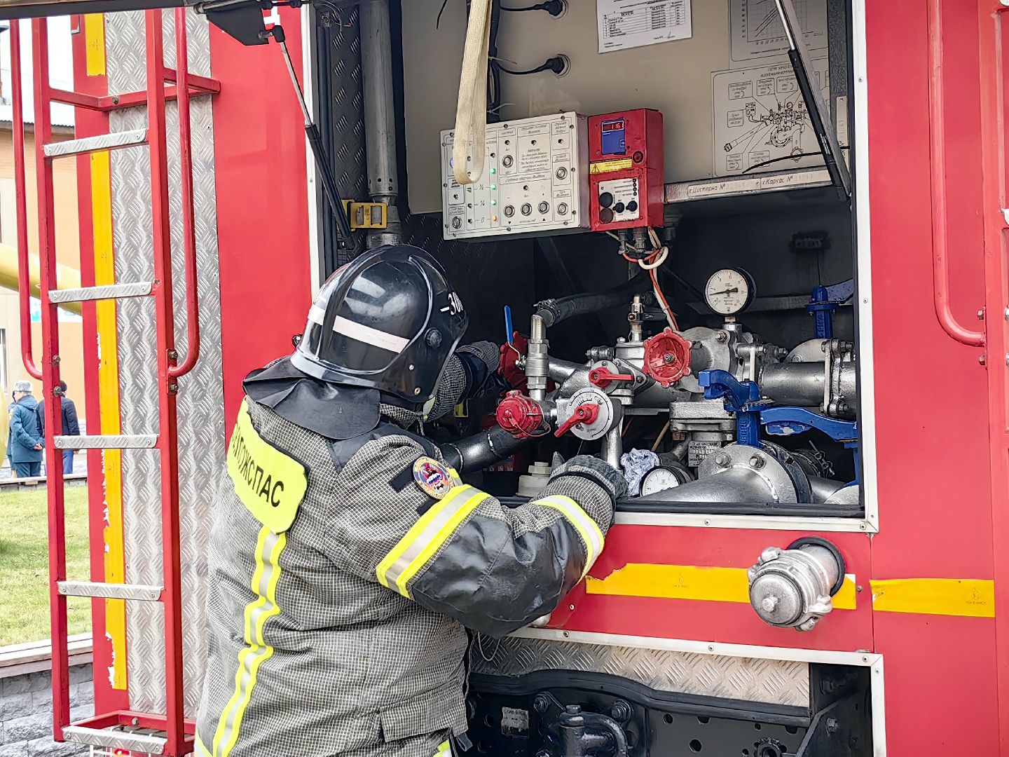 пожар, спасатели, мчс, ликвидация пожара, отряд, техника,