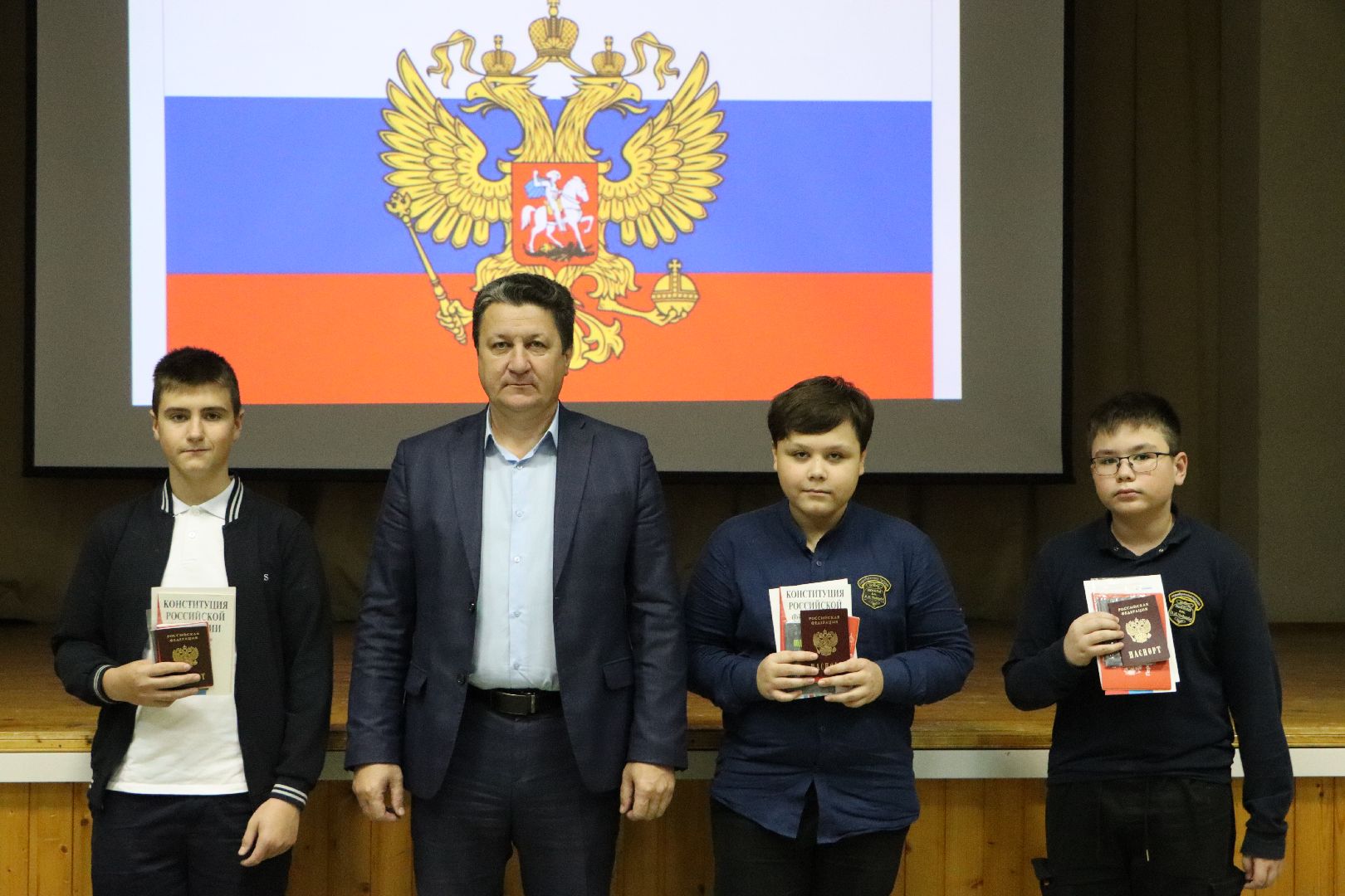 Серебряные Пруды, Даижение Первых, вручение паспортов, юные граждане РФ, школа чуйкова, вертикалки,