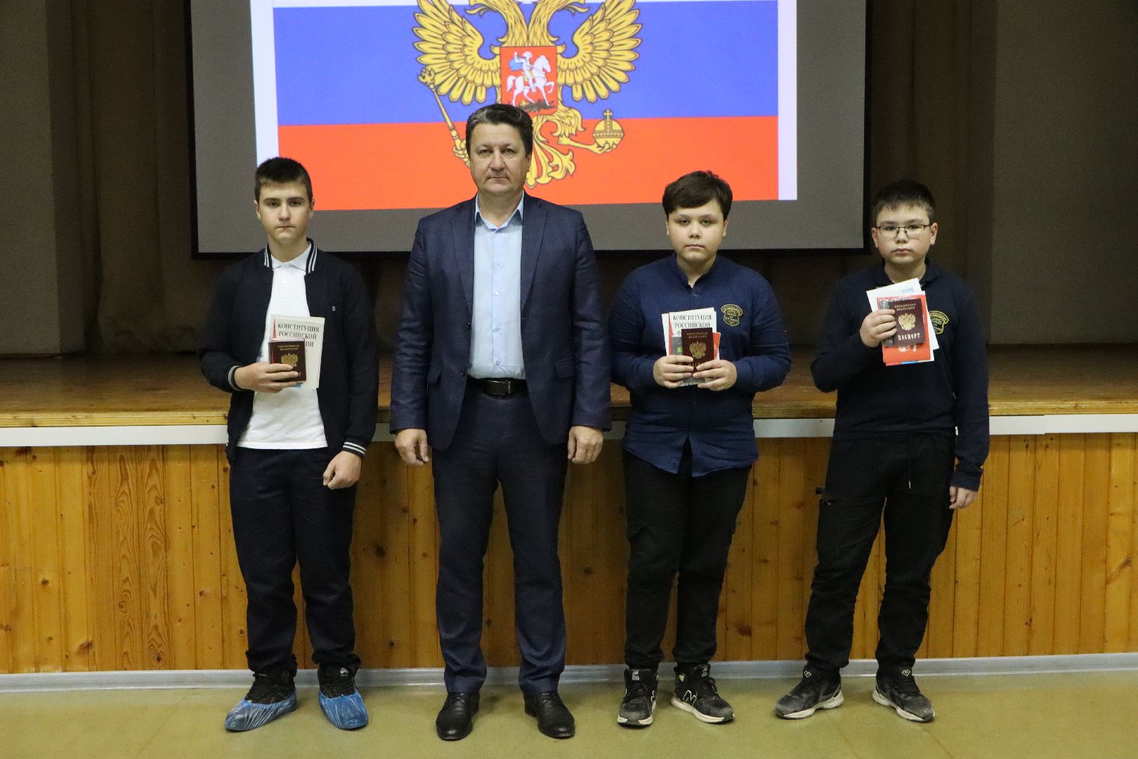 Серебряные Пруды, Даижение Первых, вручение паспортов, юные граждане РФ, школа чуйкова, вертикалки,