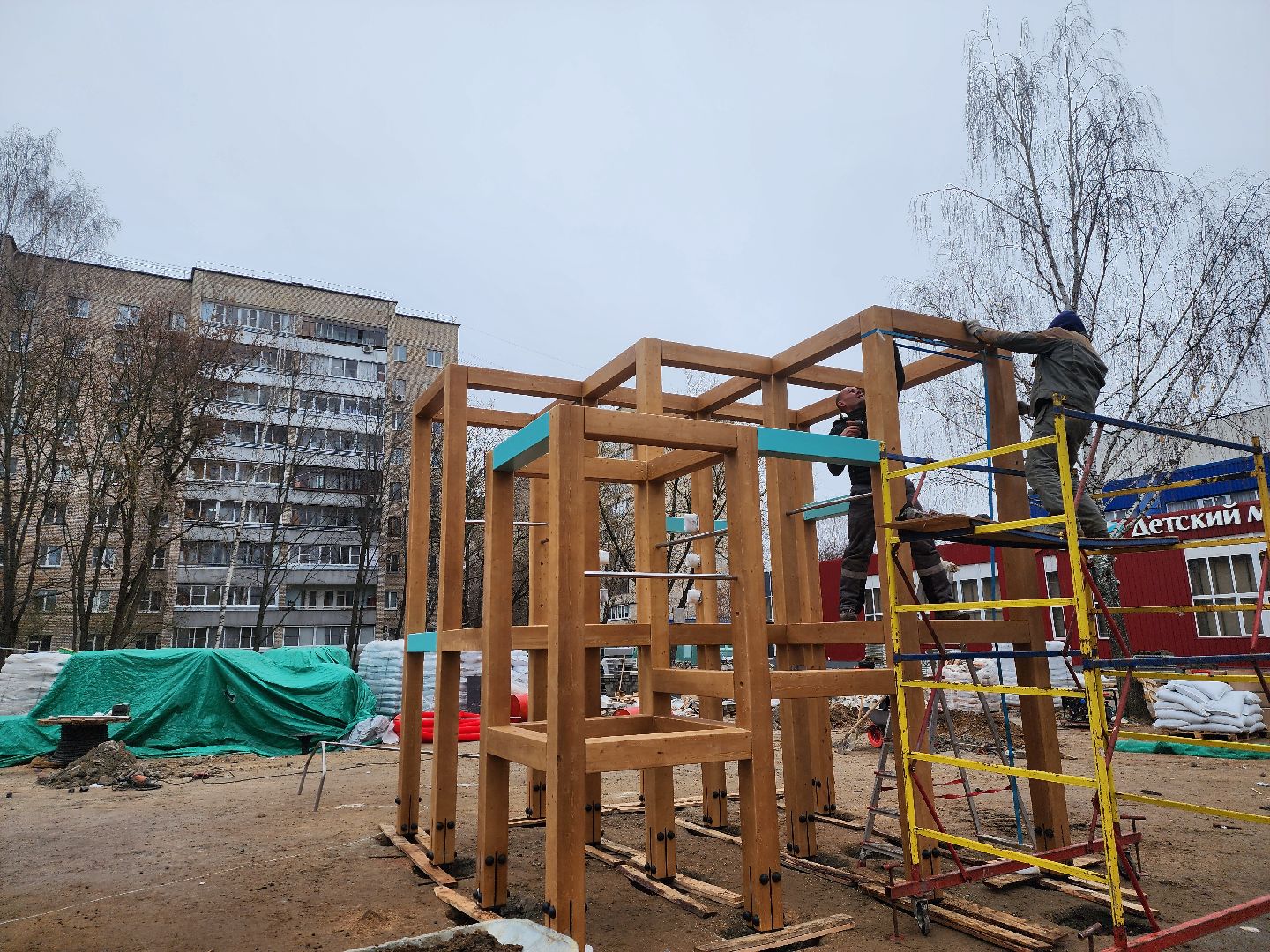 Дубна, Благоустройство, Сквер Журавлева, Столбы освещения, Детская площадка, вертикалки,