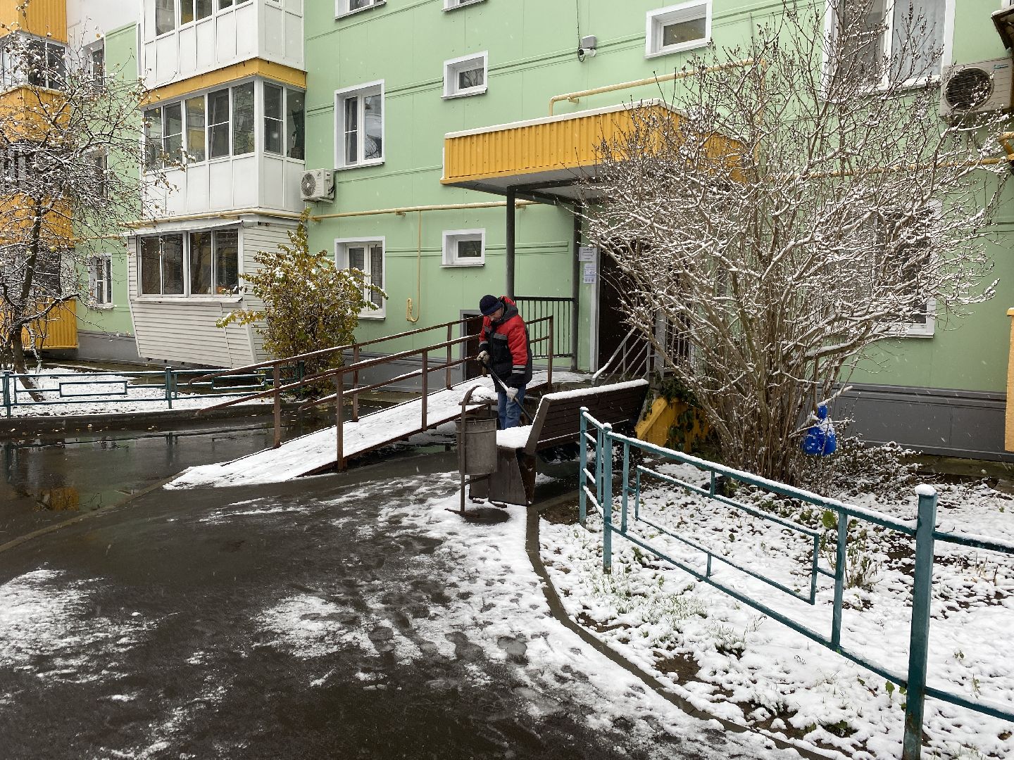 уборка улиц города, власиха уборку улиц, первый снегопад, власиха жкх, заозерный власиха,вертикалки, вертикальное видео,