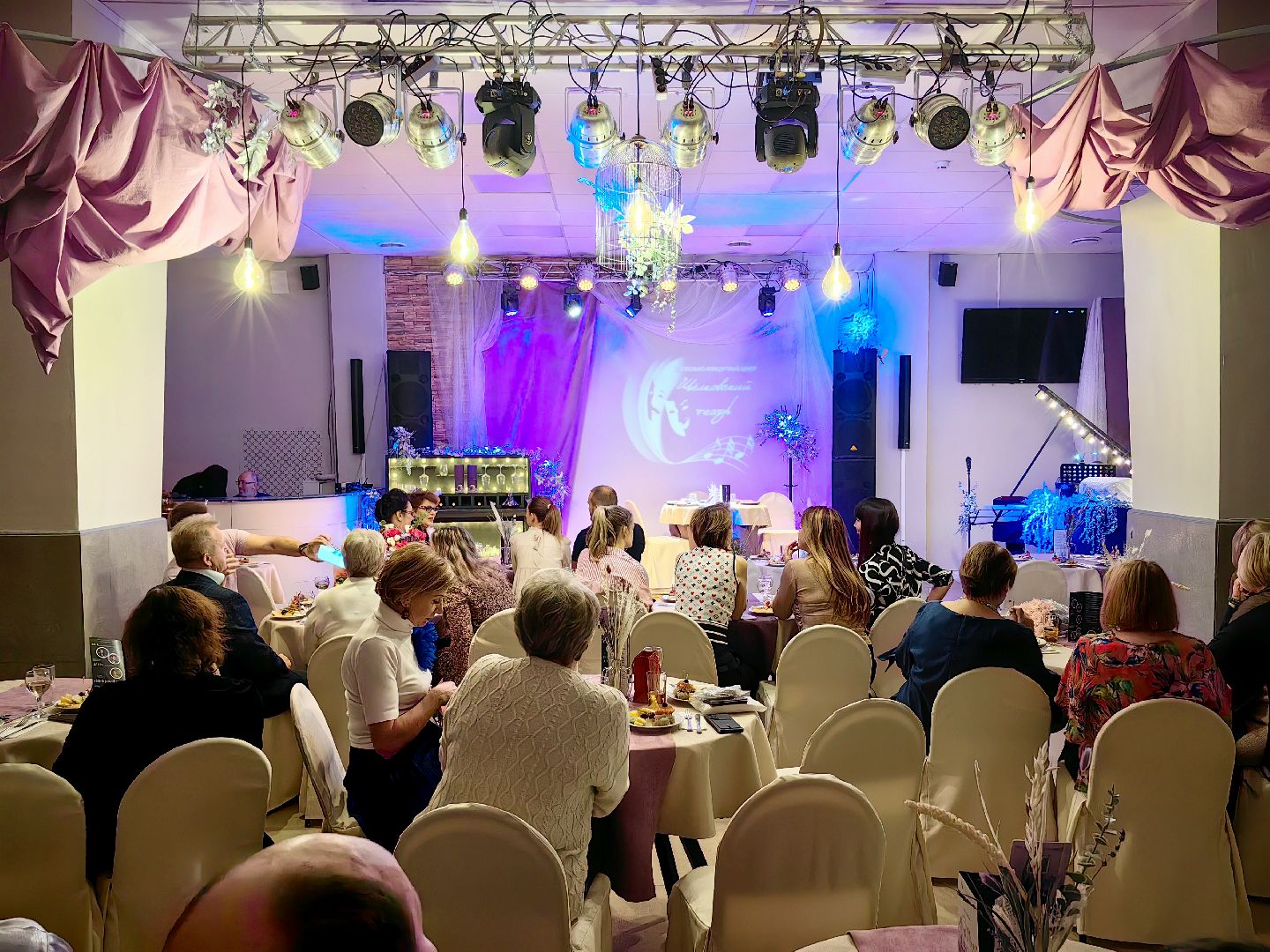 премьера спектакля, театр, актер, живая музыка, вертикалки