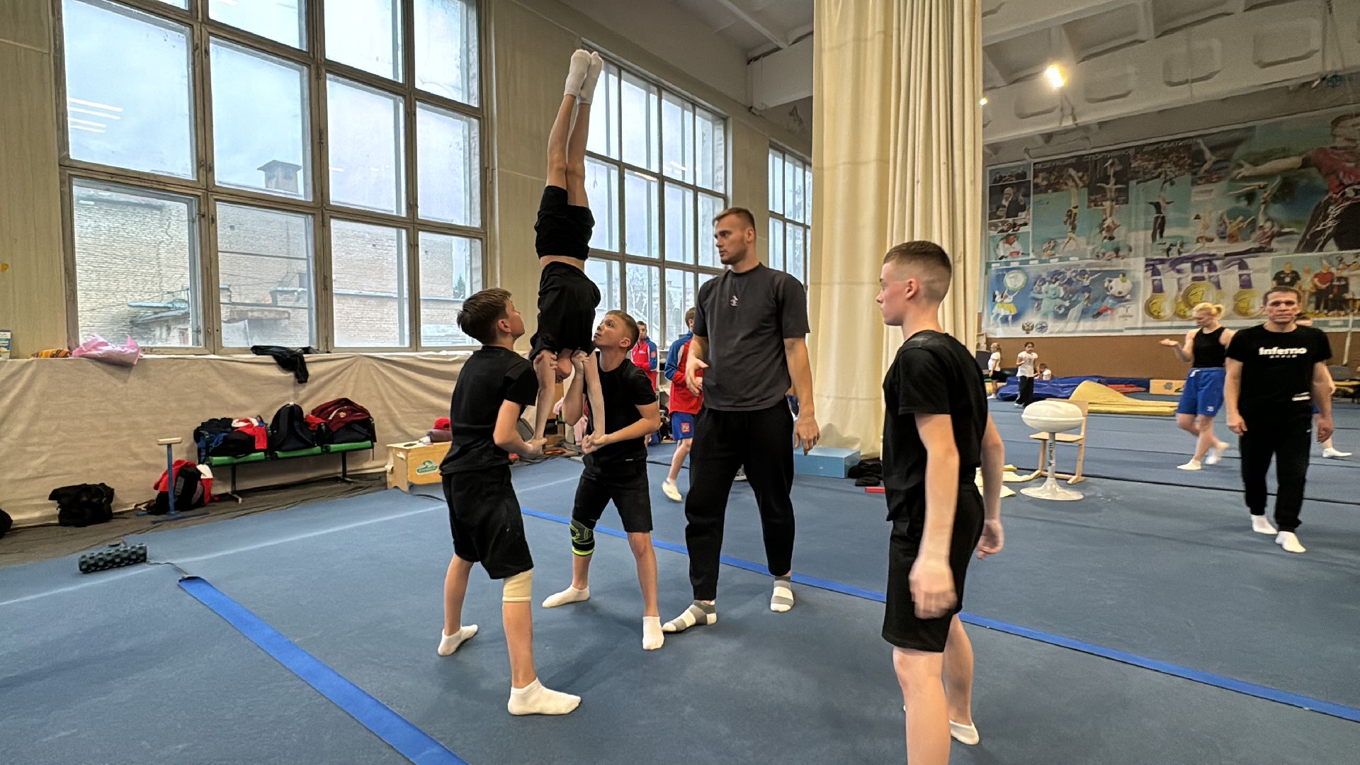 Спортивная акробатика, Старый городок, Акробаты из Одинцова, вертикальное видео, вертикалка