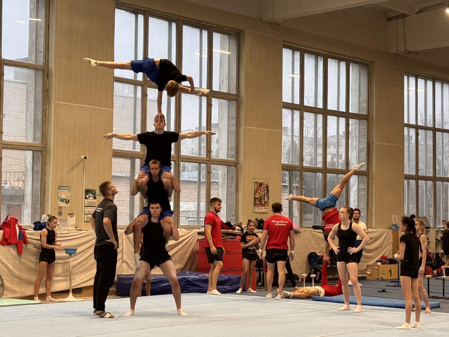 Спортивная акробатика, Старый городок, Акробаты из Одинцова, вертикальное видео, вертикалка