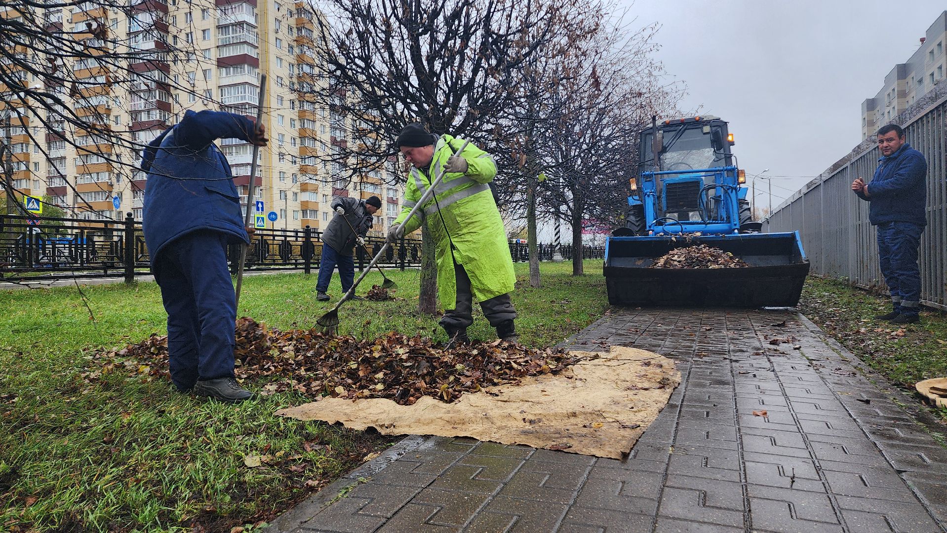 Домодедово, Подмосковье, комбинат благоустройства, коммунальная служба, коммунальная техника, коммунальное хозяйство, уборка дворов, Уборка листвы,