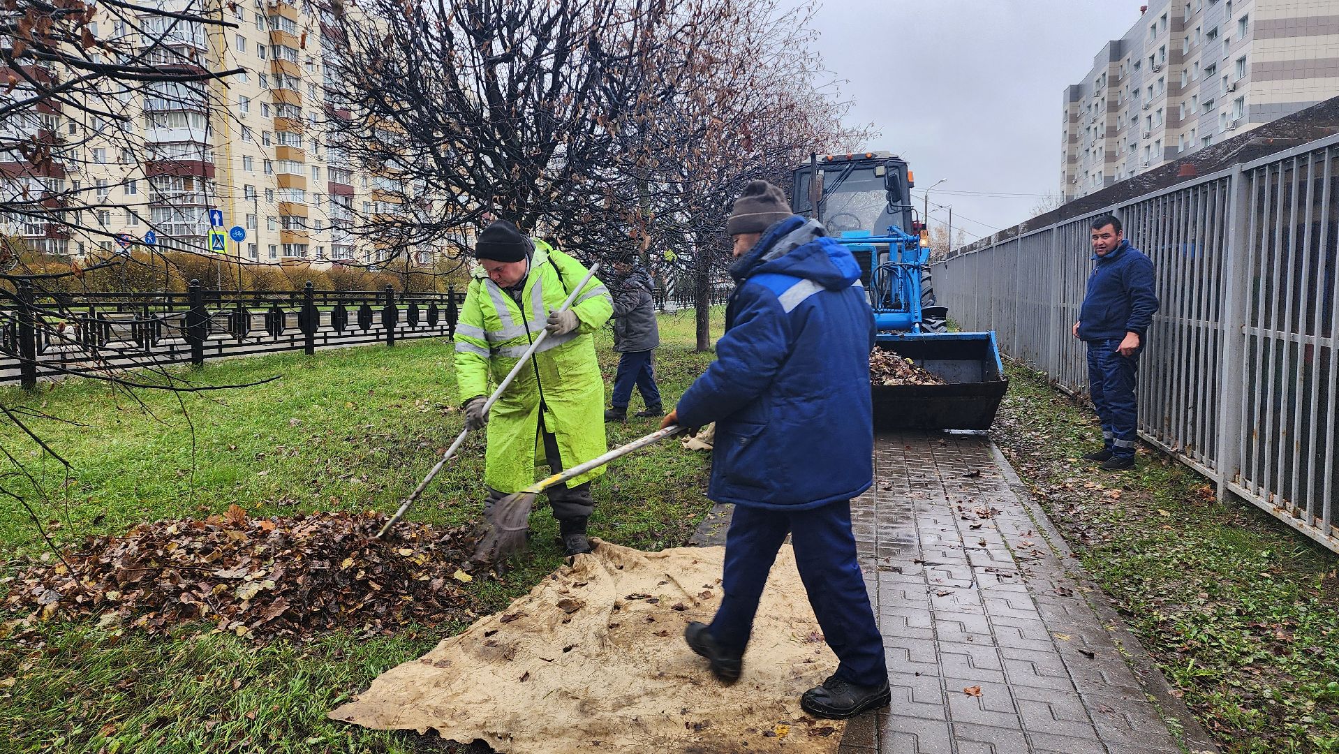 Домодедово, Подмосковье, комбинат благоустройства, коммунальная служба, коммунальная техника, коммунальное хозяйство, уборка дворов, Уборка листвы,