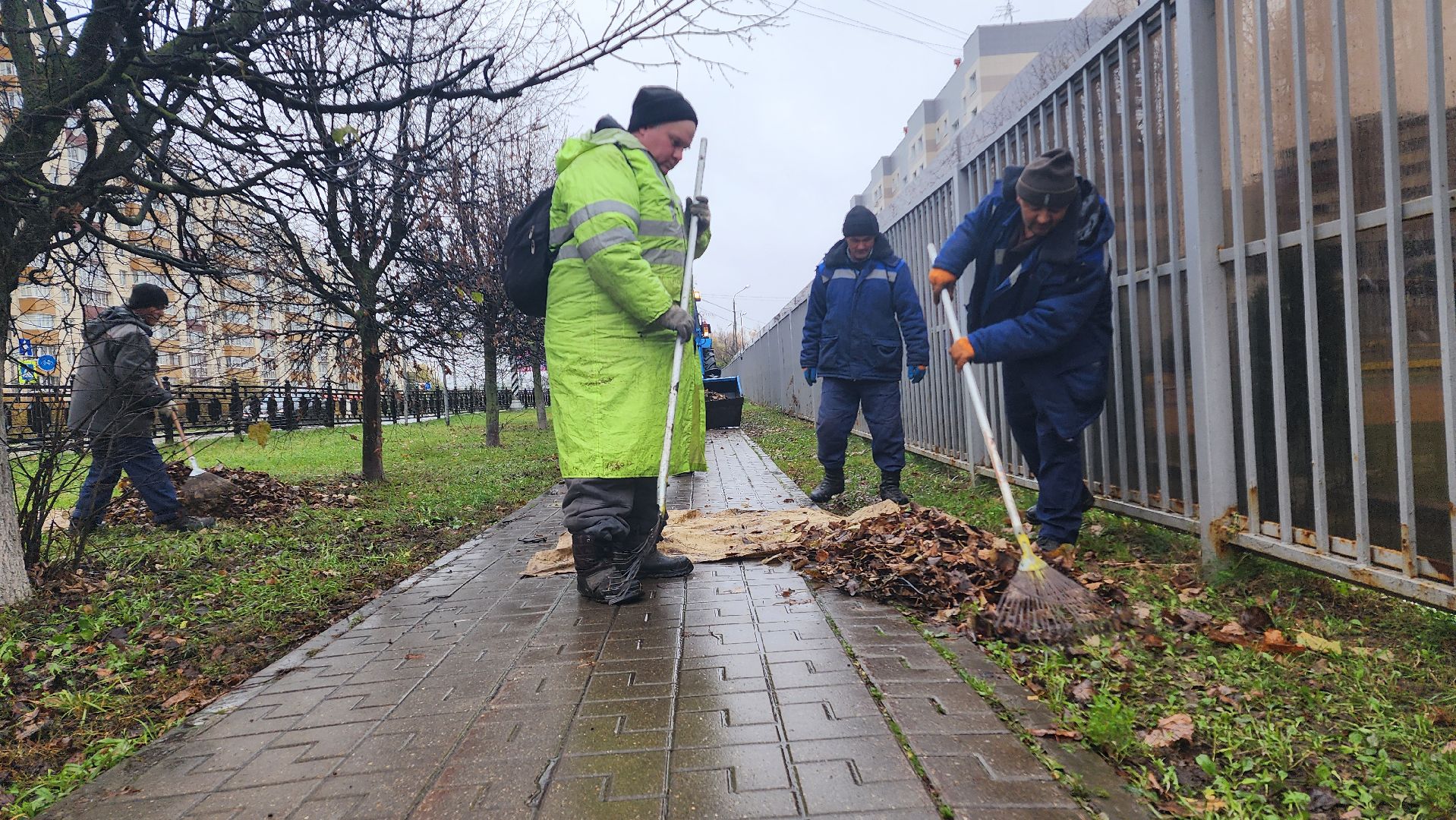 Домодедово, Подмосковье, комбинат благоустройства, коммунальная служба, коммунальная техника, коммунальное хозяйство, уборка дворов, Уборка листвы,