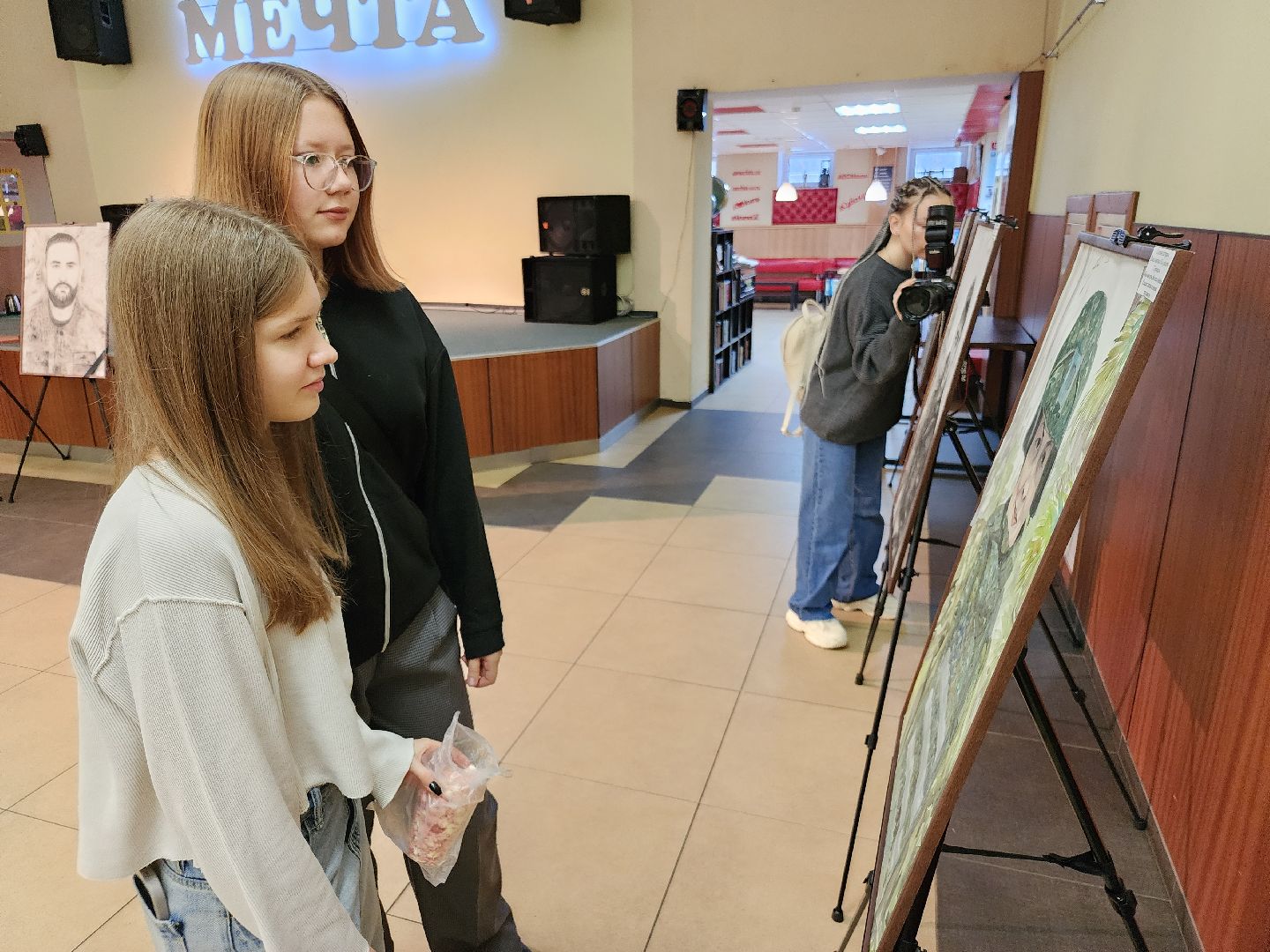 вертикалки, комитет семей воинов отечества, орехово-зуево,Выставка портретов участников сво,