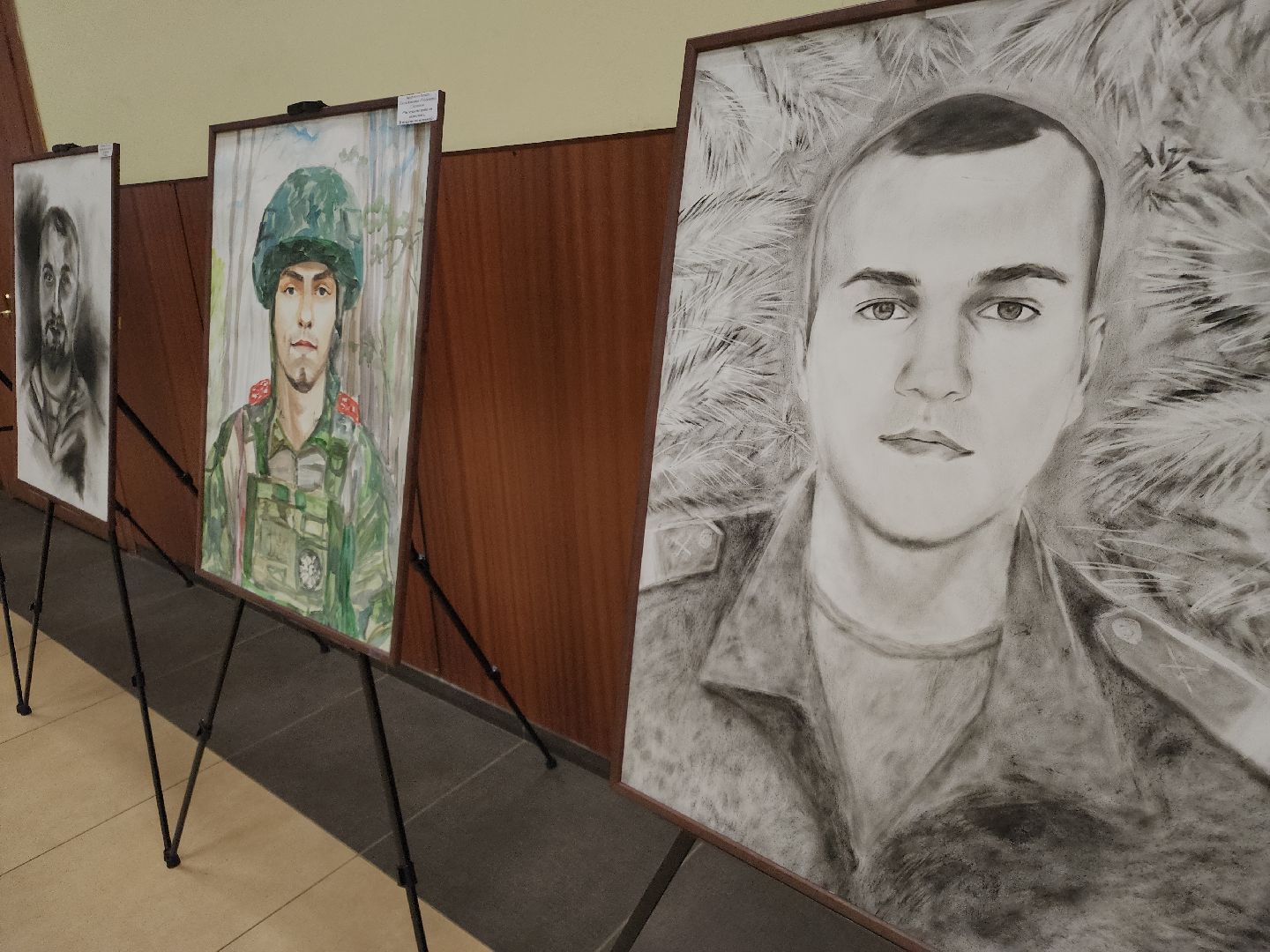вертикалки, комитет семей воинов отечества, орехово-зуево,Выставка портретов участников сво,