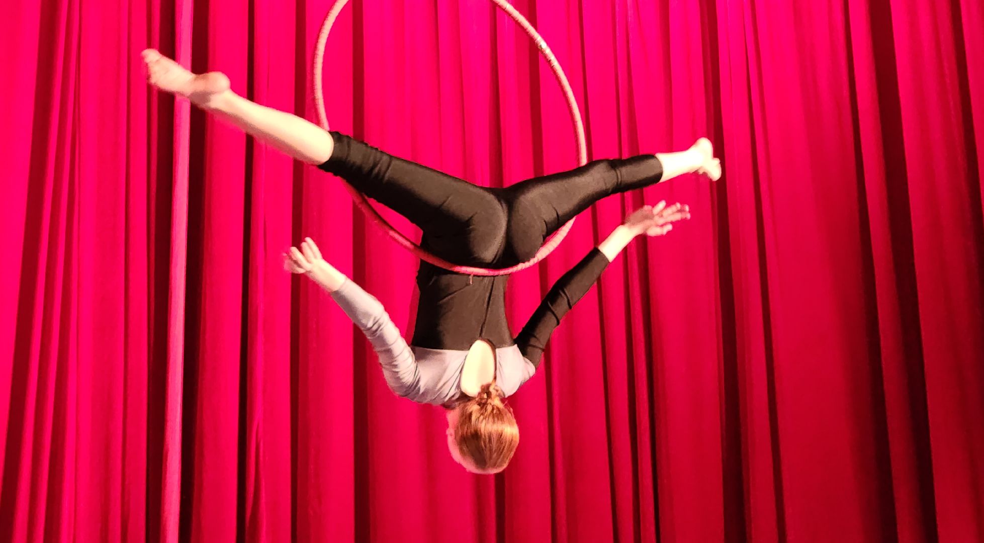 Звенигород, Спорт, День матери, цирковое искусство, воздушная гимнастика, вертикалка, вертикальное видео,