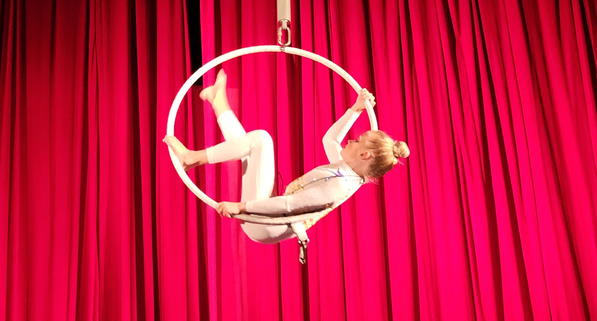 Звенигород, Спорт, День матери, цирковое искусство, воздушная гимнастика, вертикалка, вертикальное видео,