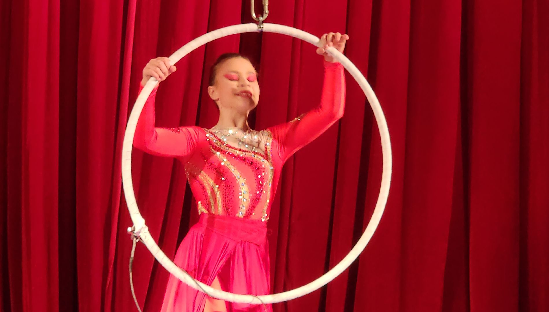 Звенигород, Спорт, День матери, цирковое искусство, воздушная гимнастика, вертикалка, вертикальное видео,