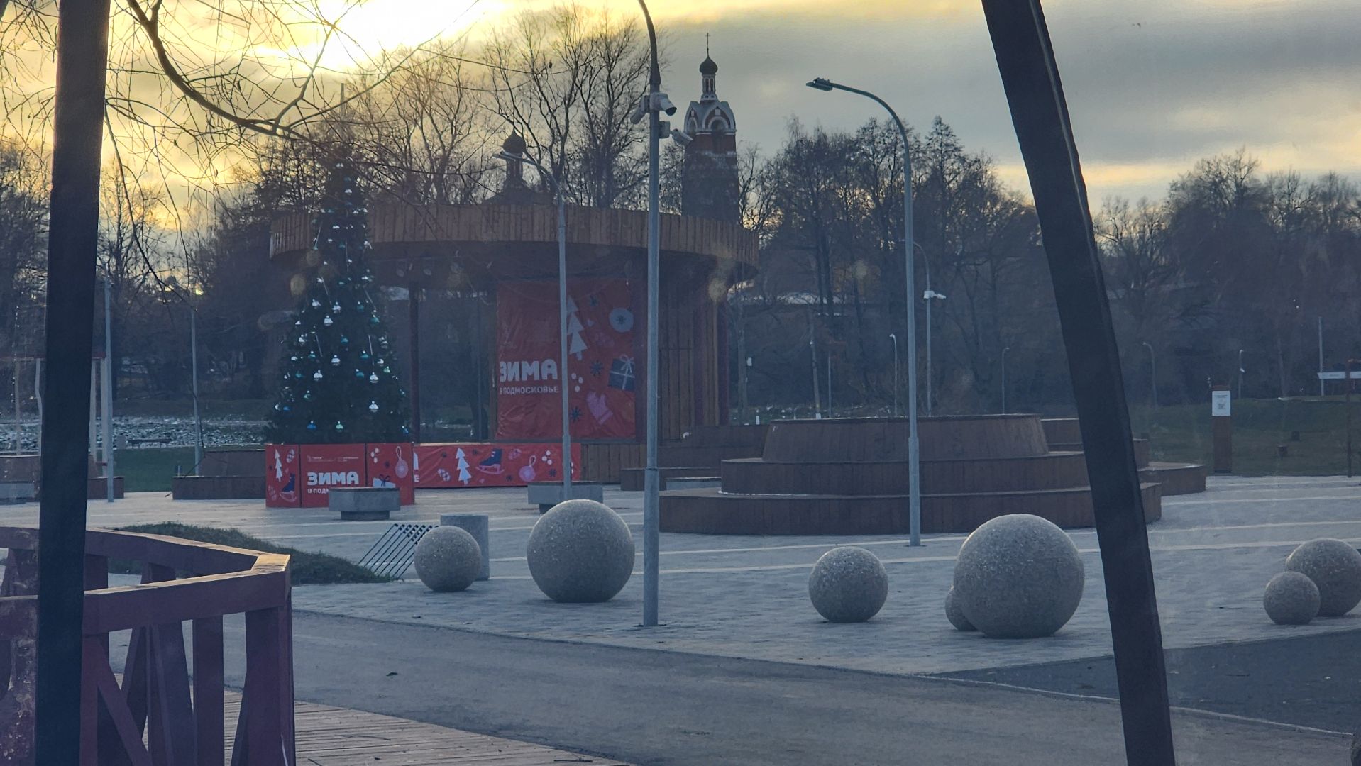 Бронницы, резиденция Деда Мороза, Парк Бронницкий Луг, Подготовка к новому году, Вертикалка, Вертикальное видео,