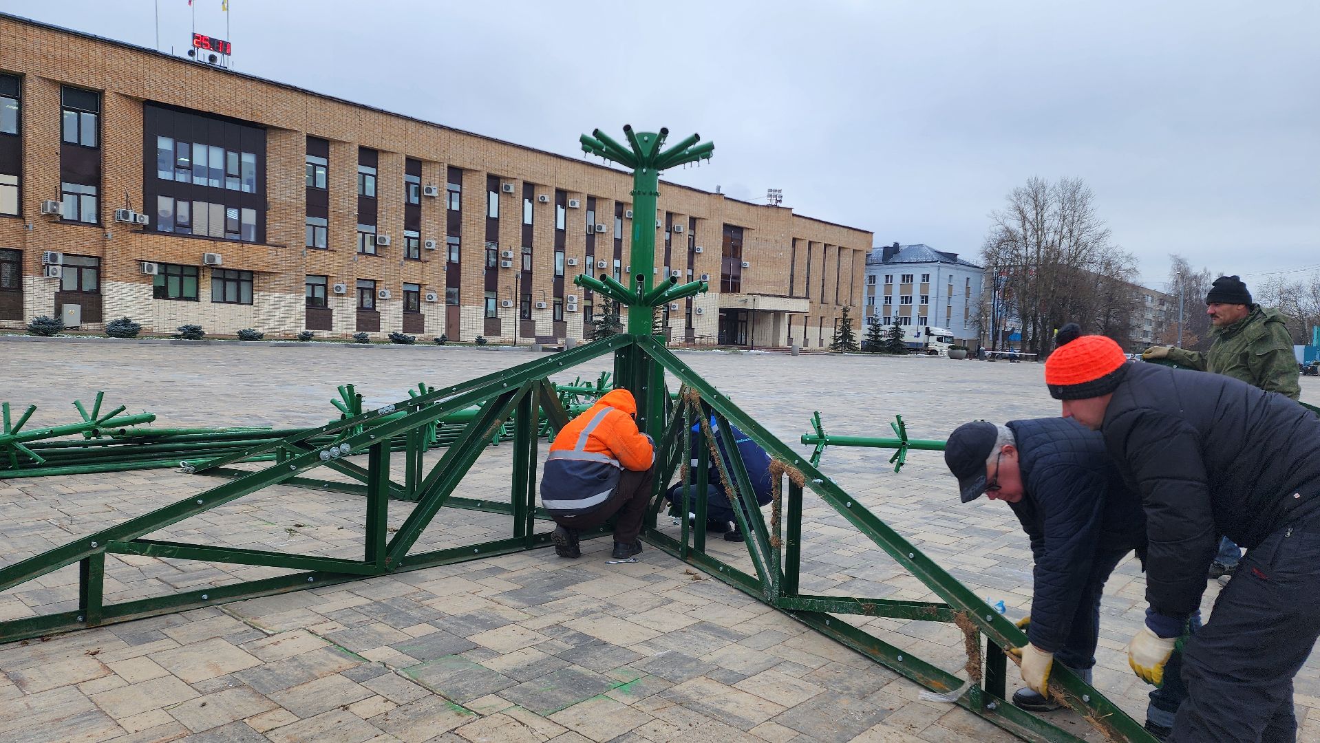 Домодедово, Площадь, площадь победы, Подмосковье, Главная ель, установка елок, новый год, благоуйстройство, центральная площадь, зима в парках, зима в подмосковье, вертикалки,