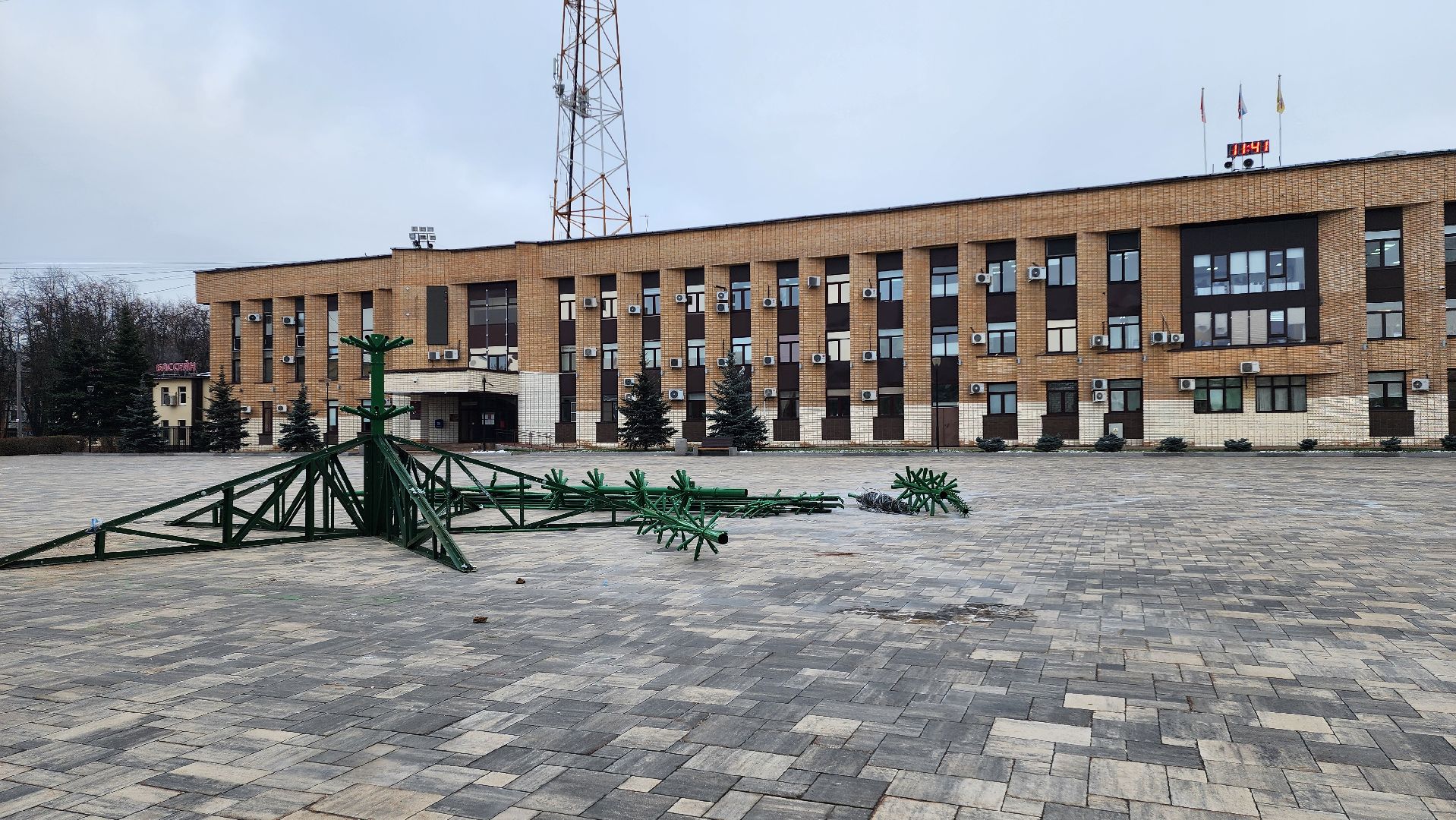 Домодедово, Площадь, площадь победы, Подмосковье, Главная ель, установка елок, новый год, благоуйстройство, центральная площадь, зима в парках, зима в подмосковье, вертикалки,