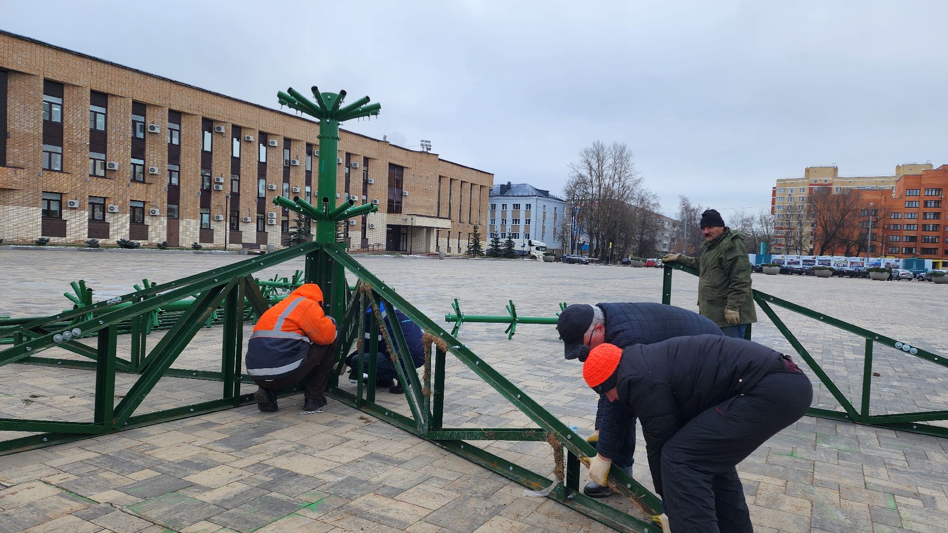 Домодедово, Площадь, площадь победы, Подмосковье, Главная ель, установка елок, новый год, благоуйстройство, центральная площадь, зима в парках, зима в подмосковье, вертикалки,
