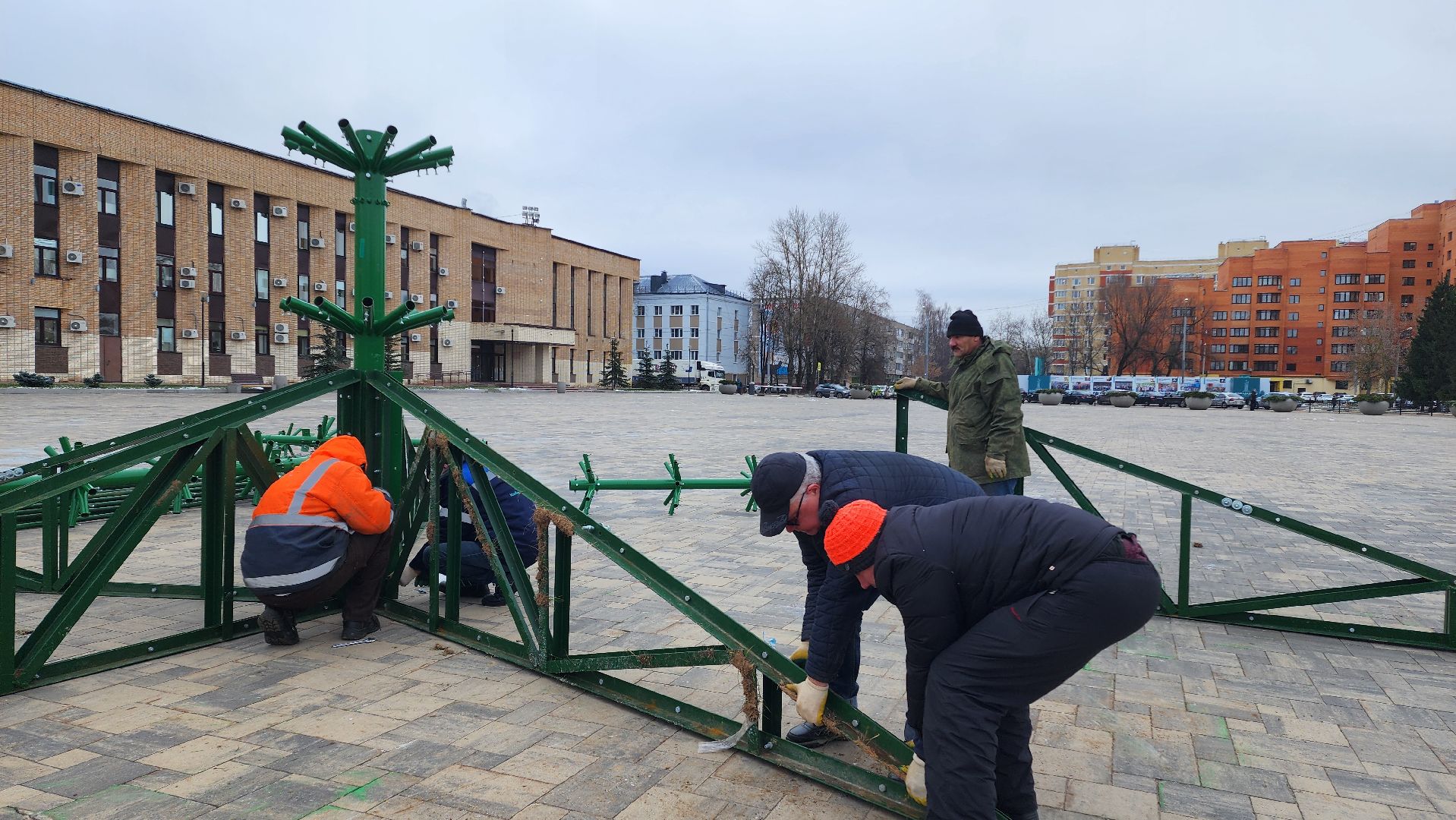 Домодедово, Площадь, площадь победы, Подмосковье, Главная ель, установка елок, новый год, благоуйстройство, центральная площадь, зима в парках, зима в подмосковье, вертикалки,