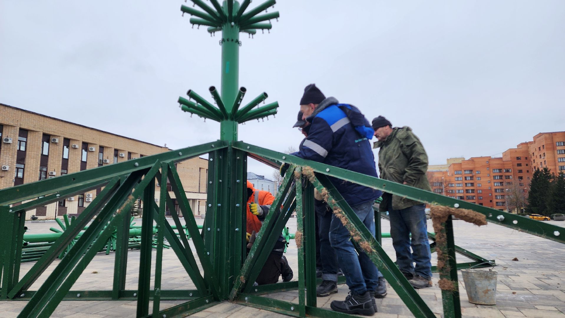 Домодедово, Площадь, площадь победы, Подмосковье, Главная ель, установка елок, новый год, благоуйстройство, центральная площадь, зима в парках, зима в подмосковье, вертикалки,