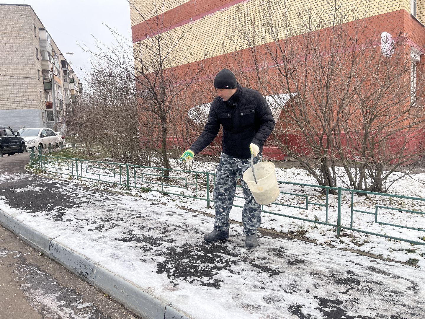 снег, наледь, снег и наледь, уборка, уборка снега, жкх, тротуар, уборка тротуара, уборка тротуаров, вертикалки,