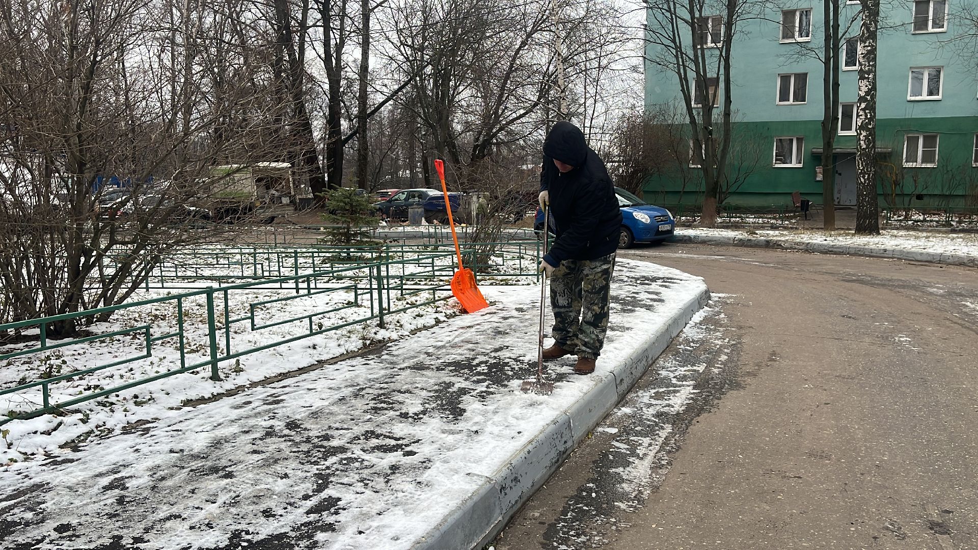 снег, наледь, снег и наледь, уборка, уборка снега, жкх, тротуар, уборка тротуара, уборка тротуаров, вертикалки,