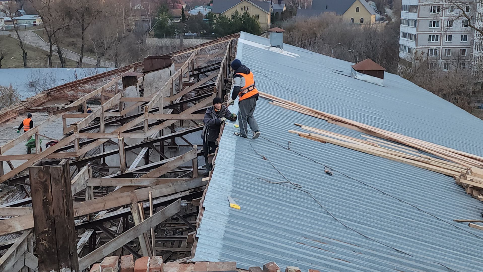 серпухов, фальцевая кровля, замена крыши, дк исток, улица красный текстильщик, ремонт дворца культуры, вертикалки,