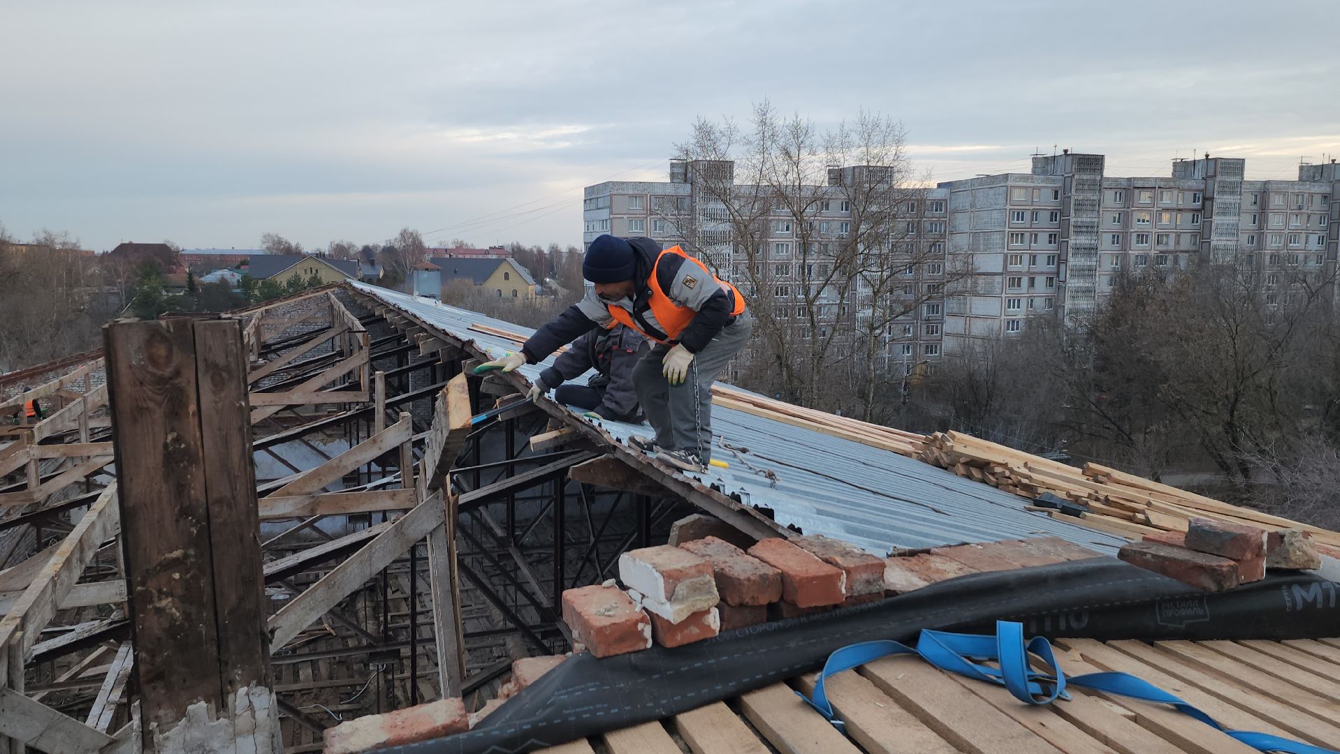 серпухов, фальцевая кровля, замена крыши, дк исток, улица красный текстильщик, ремонт дворца культуры, вертикалки,