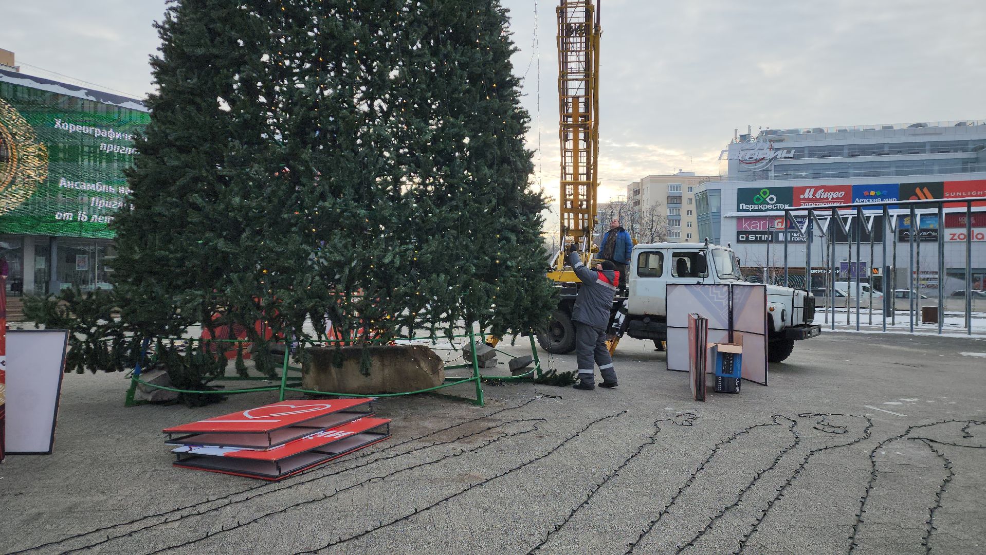 вертикалки, ивантеевка, новогодняя елка, праздники, украшение города к новому году, площадь, шары, гирлянды, жители,
