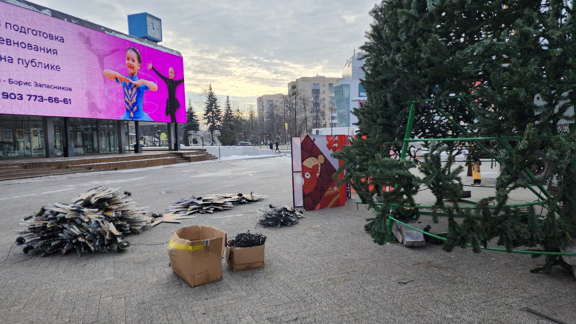 вертикалки, ивантеевка, новогодняя елка, праздники, украшение города к новому году, площадь, шары, гирлянды, жители,