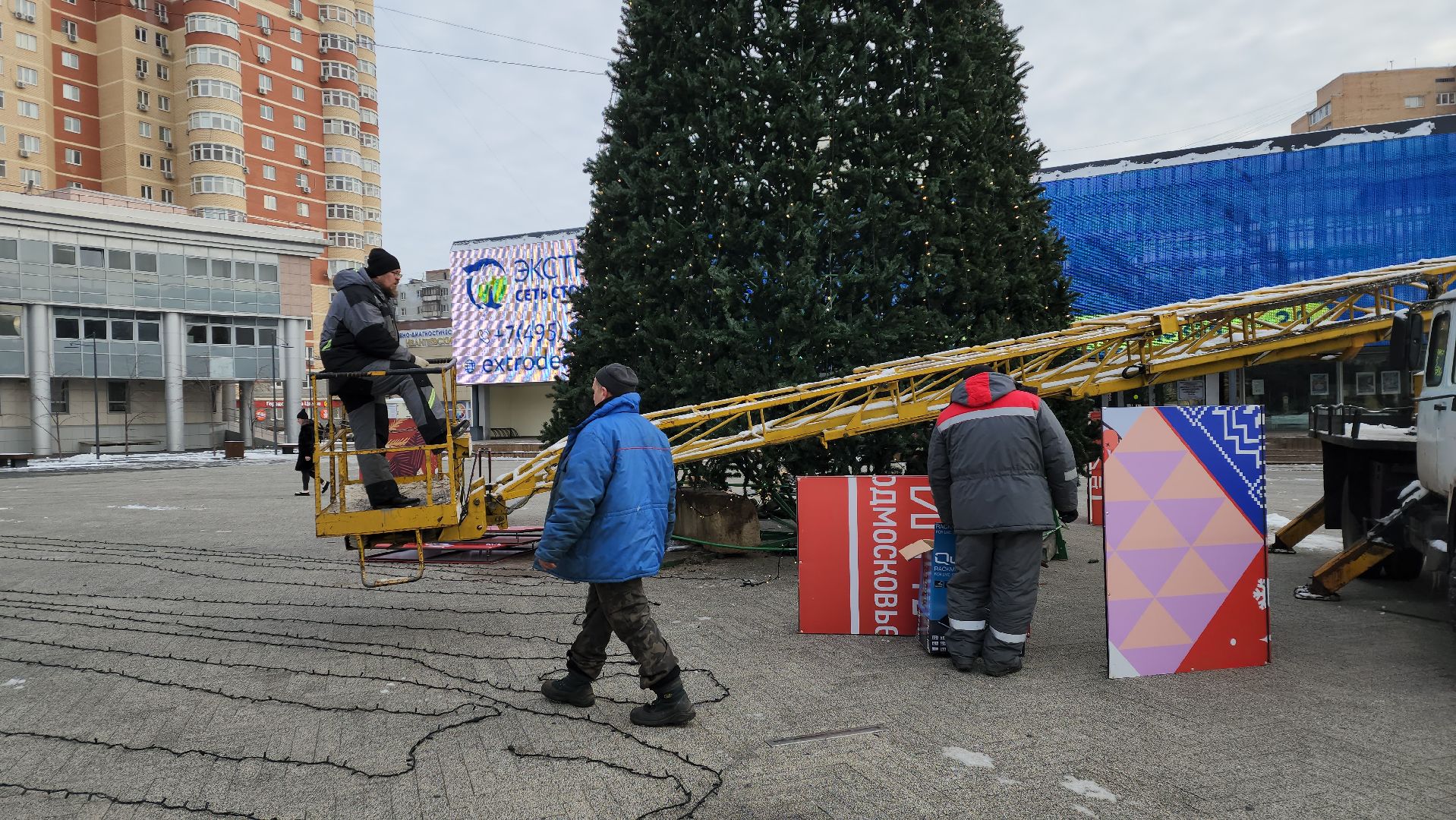 вертикалки, ивантеевка, новогодняя елка, праздники, украшение города к новому году, площадь, шары, гирлянды, жители,