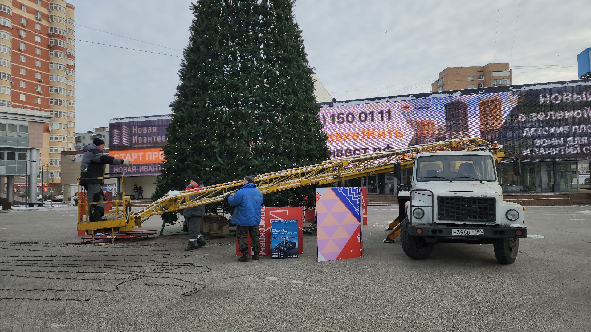 вертикалки, ивантеевка, новогодняя елка, праздники, украшение города к новому году, площадь, шары, гирлянды, жители,