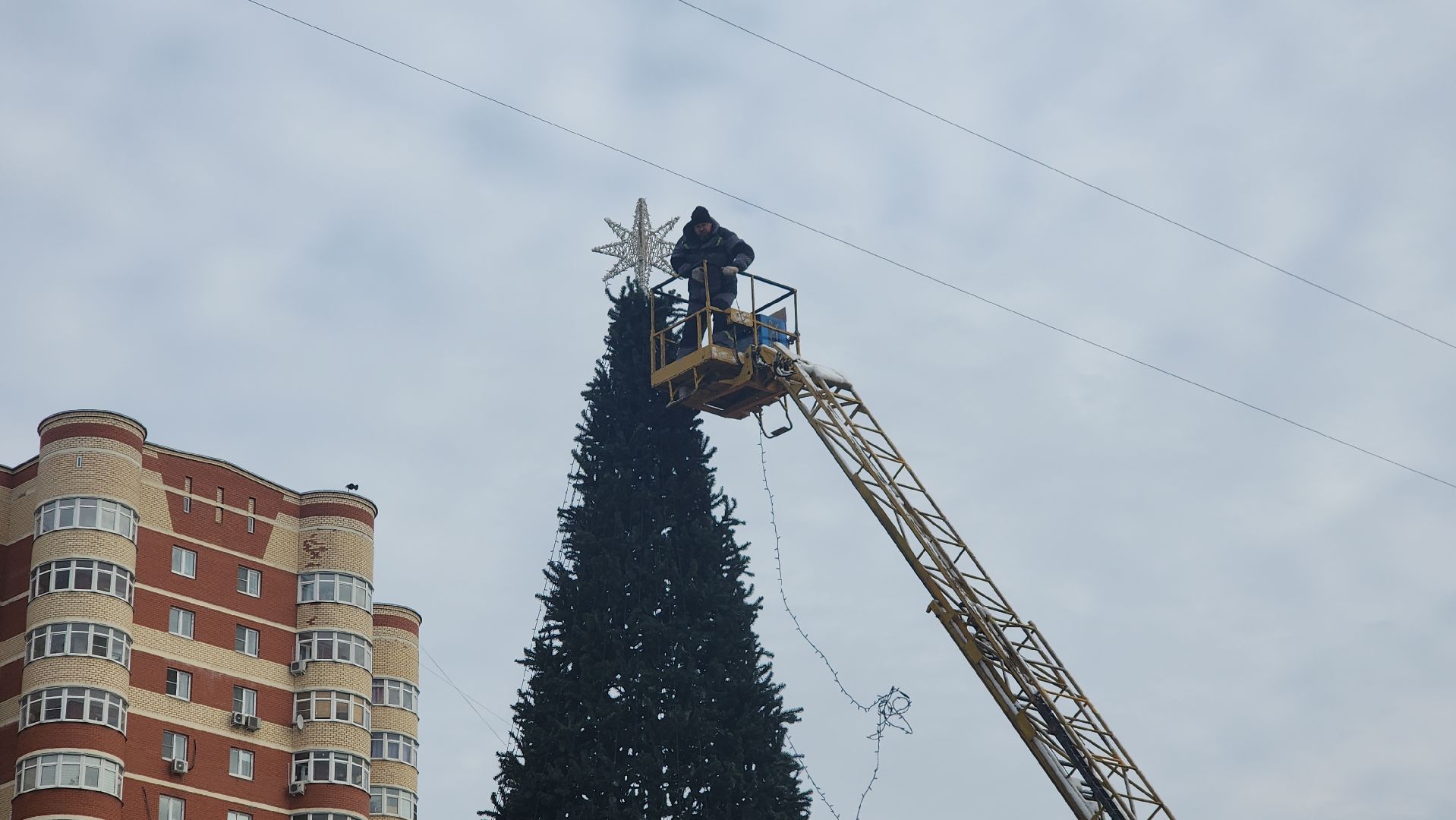 вертикалки, ивантеевка, новогодняя елка, праздники, украшение города к новому году, площадь, шары, гирлянды, жители,