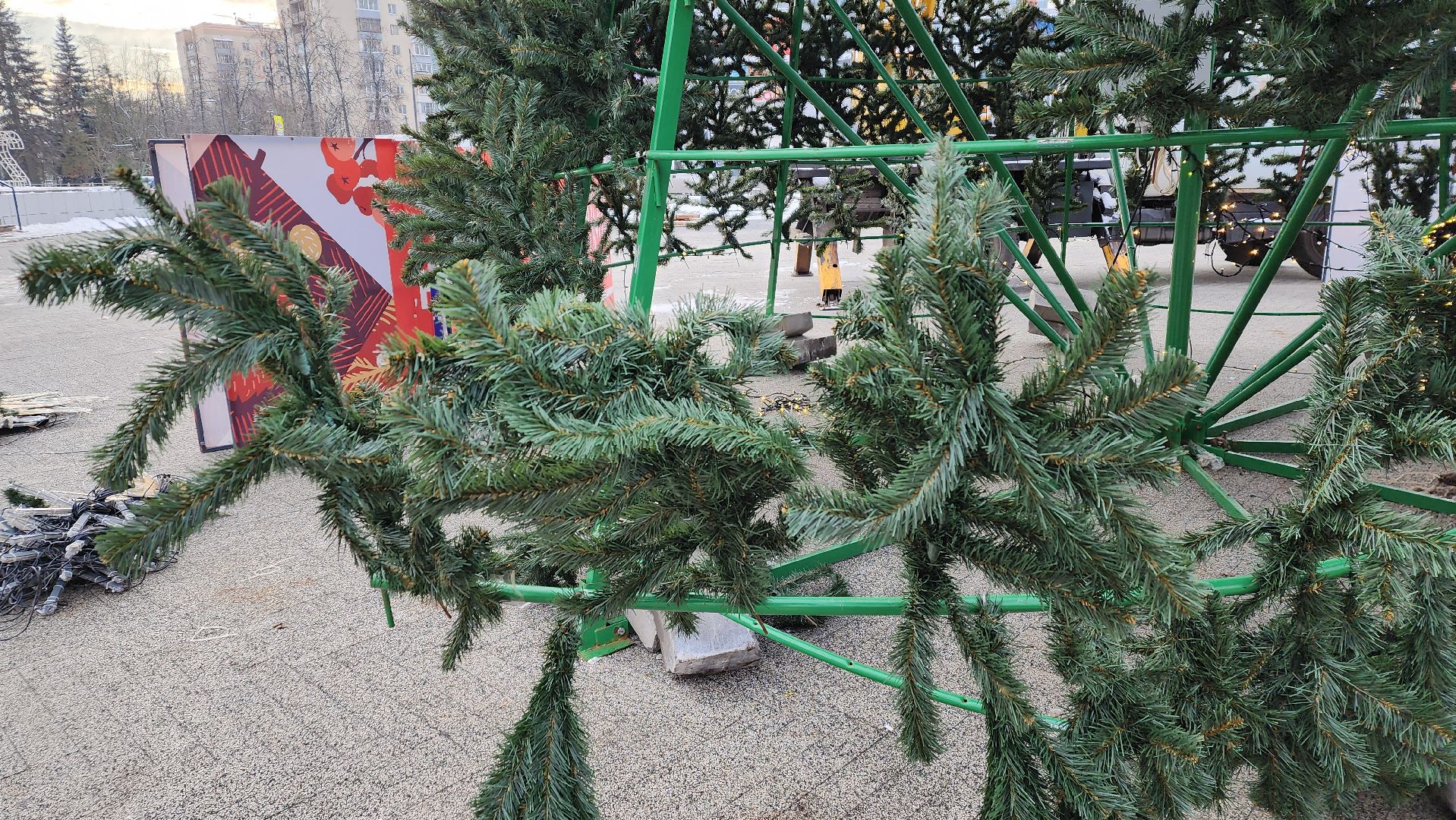 вертикалки, ивантеевка, новогодняя елка, праздники, украшение города к новому году, площадь, шары, гирлянды, жители,